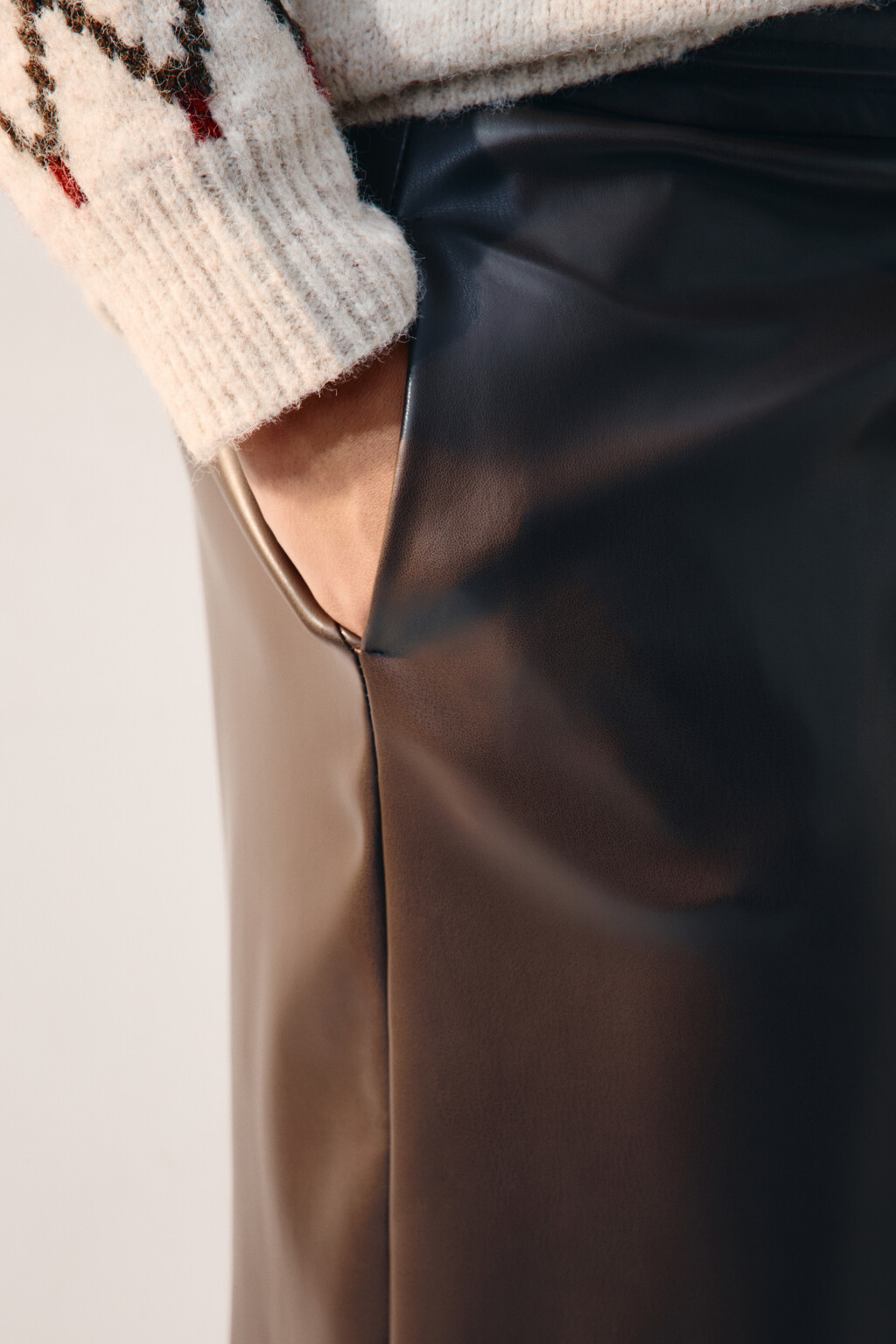 Брюки широкие с кожаной фактурой - цвет коричневый - 5