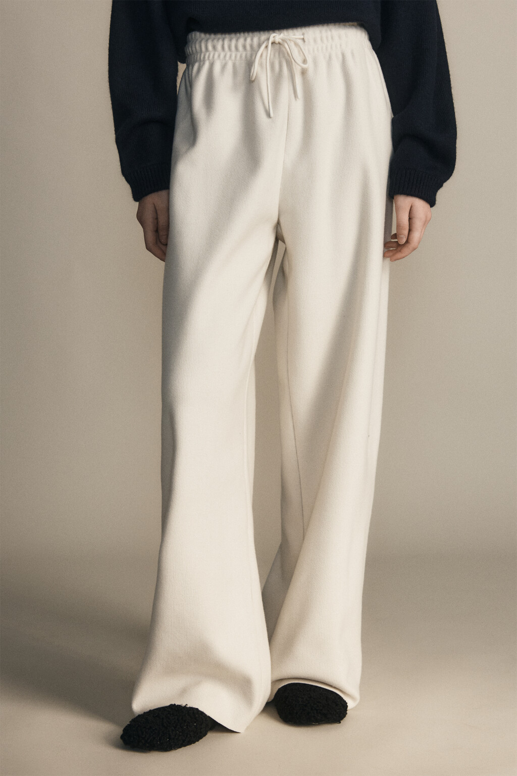 Брюки из теплого трикотажа - цвет молочный - 3