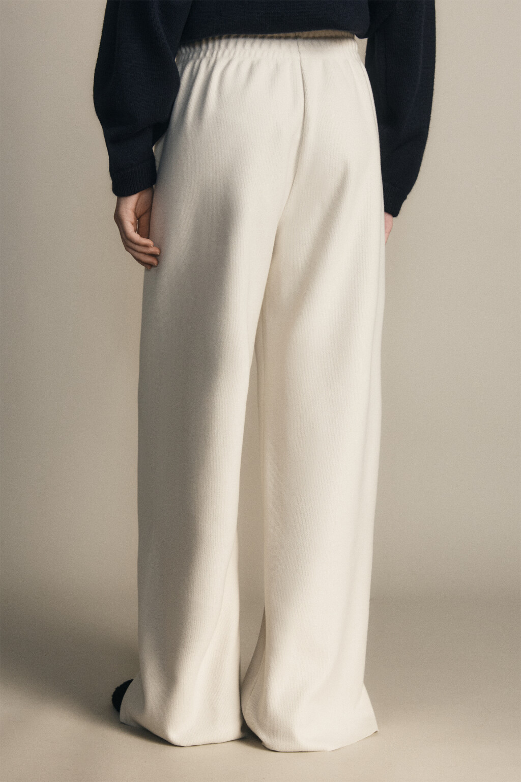 Брюки из теплого трикотажа - цвет молочный - 4