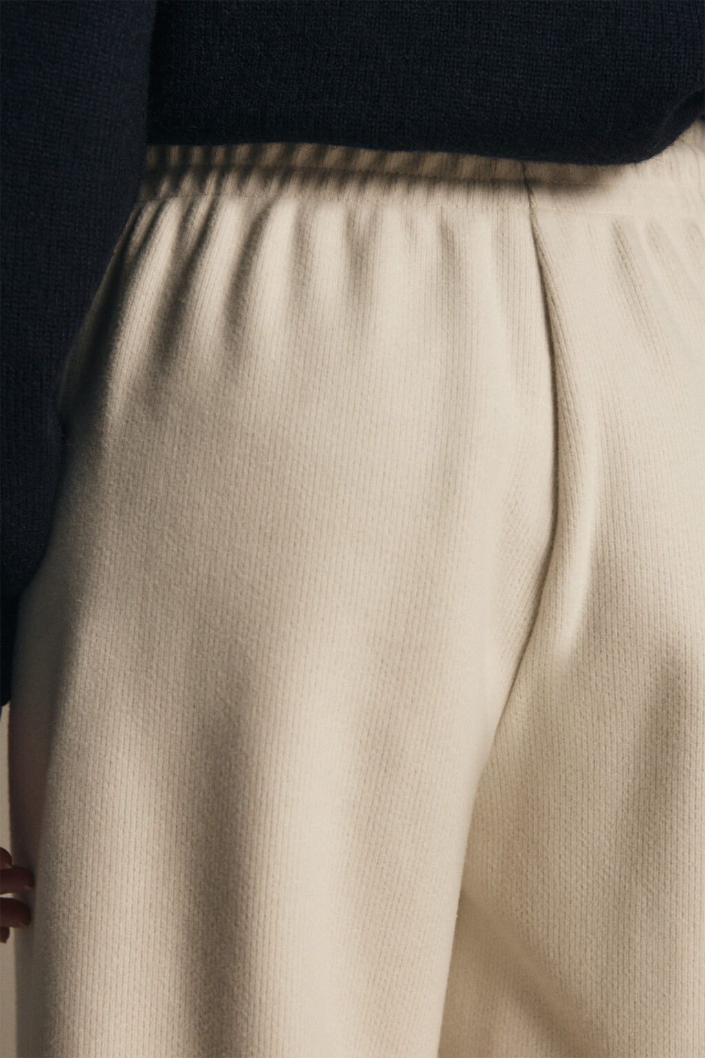 Брюки из теплого трикотажа - цвет молочный - 7
