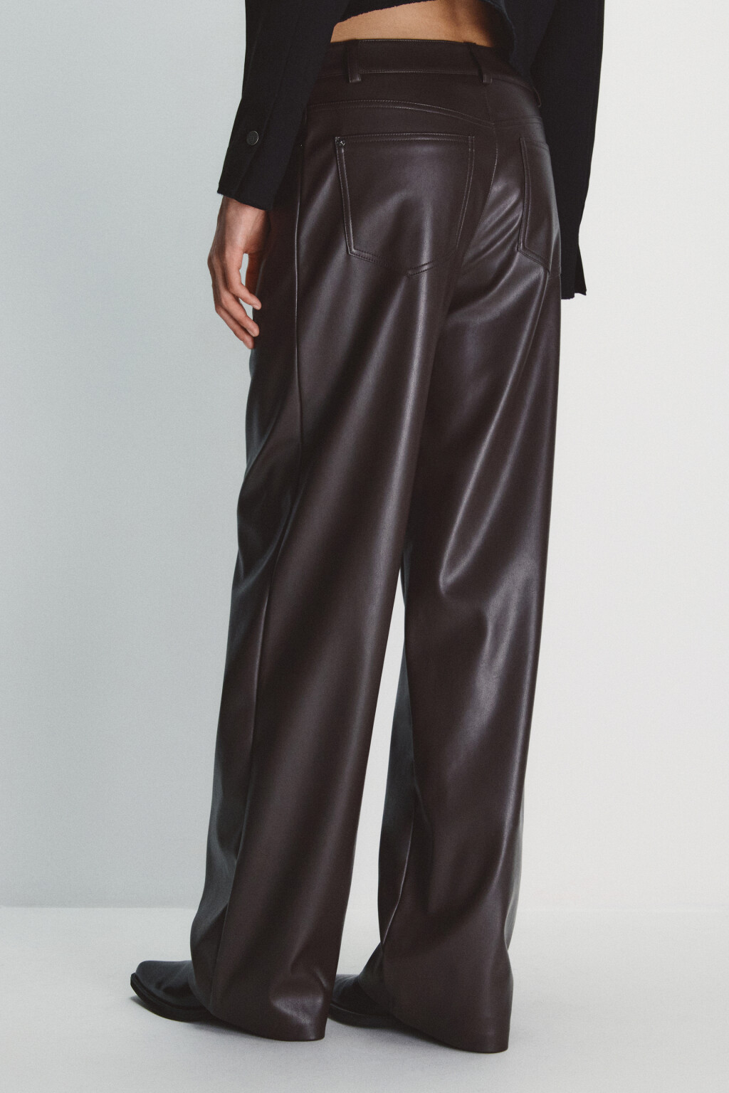 Брюки широкие с кожаной фактурой - цвет коричневый - 3