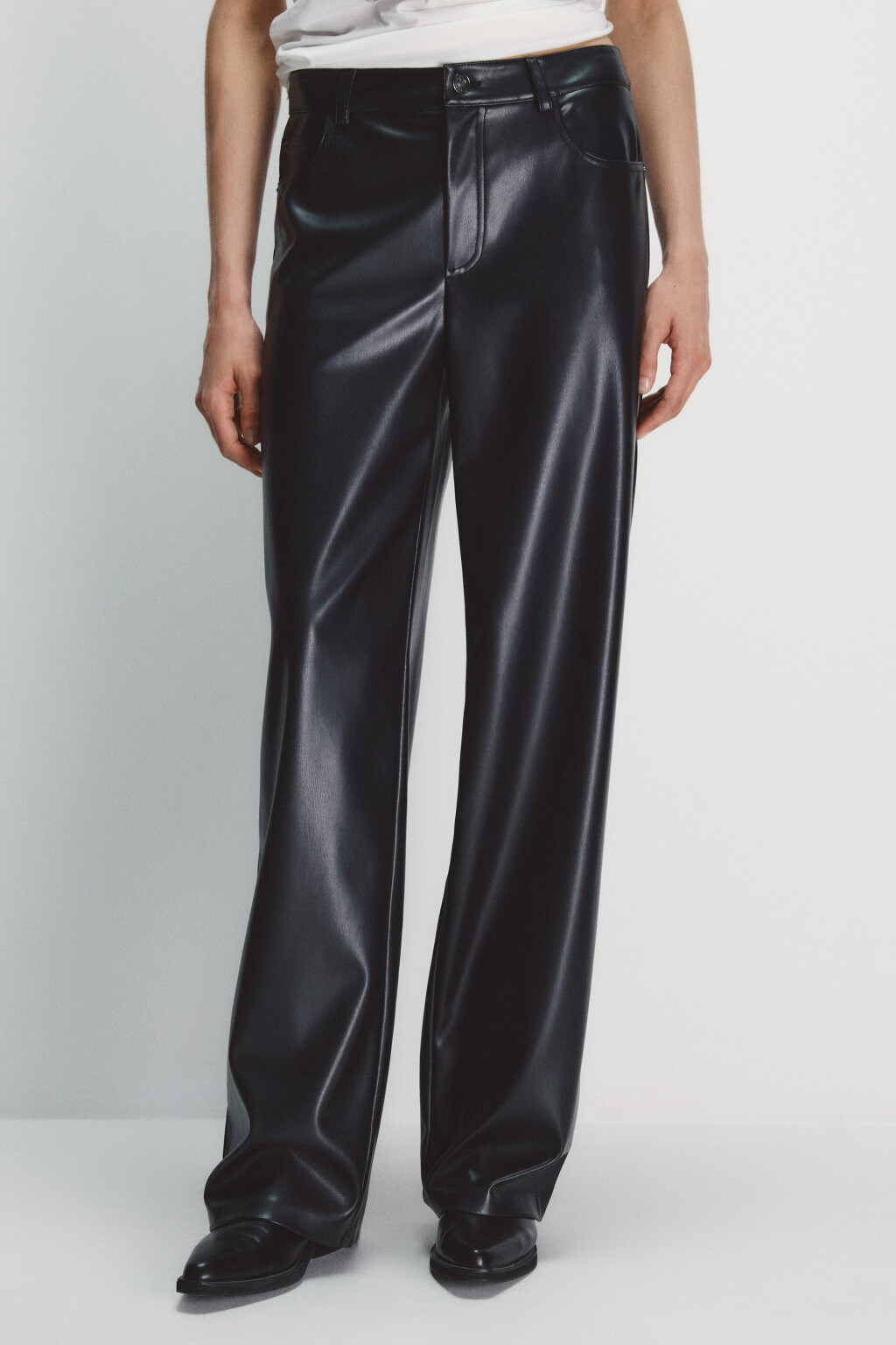 Брюки широкие с кожаной фактурой - цвет черный - 2