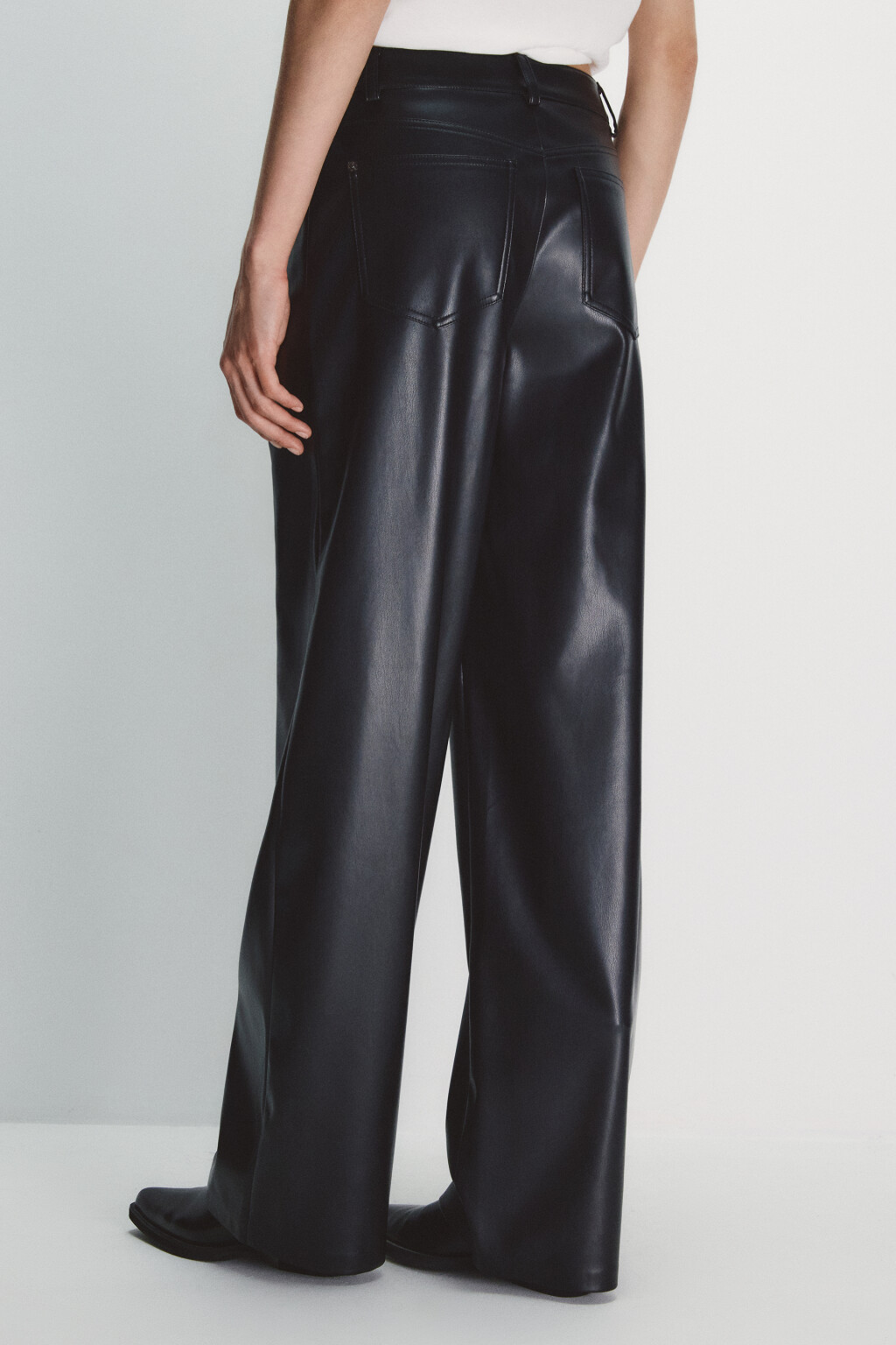 Брюки широкие с кожаной фактурой - цвет черный - 3