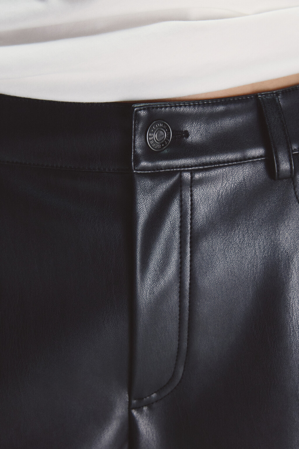 Брюки широкие с кожаной фактурой - цвет черный - 5