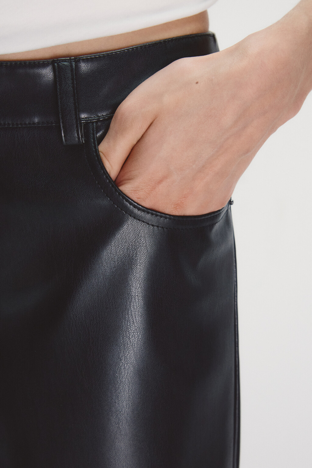Брюки широкие с кожаной фактурой - цвет черный - 6