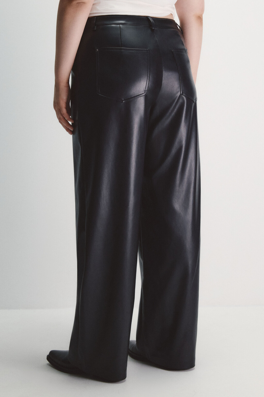 Брюки широкие с кожаной фактурой - цвет черный - 4