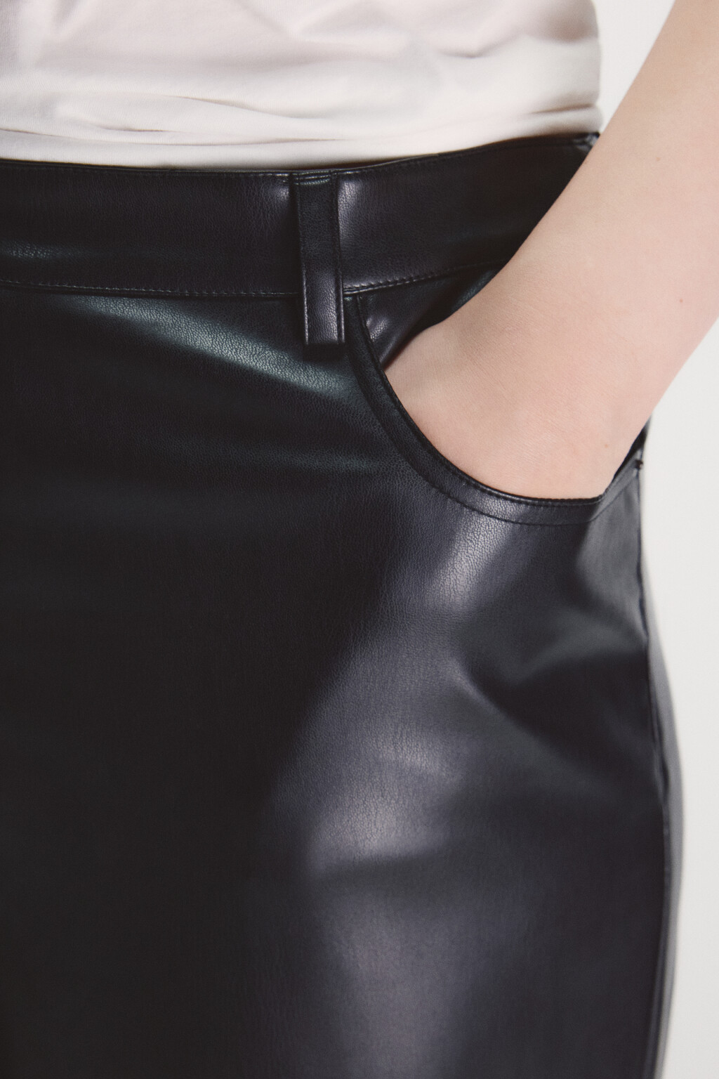 Брюки широкие с кожаной фактурой - цвет черный - 6