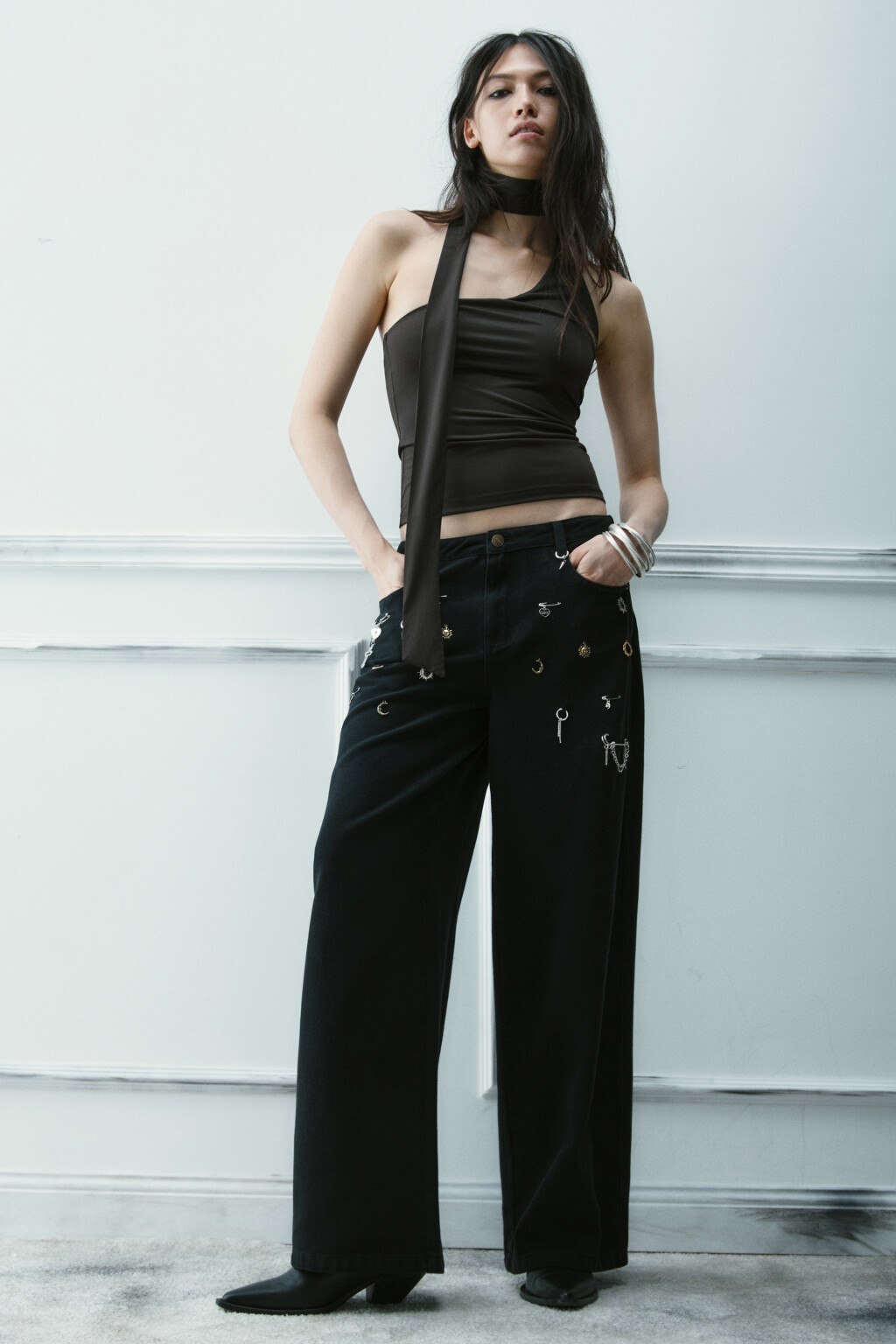 Брюки прямые с россыпью подвесок - цвет черный - 1