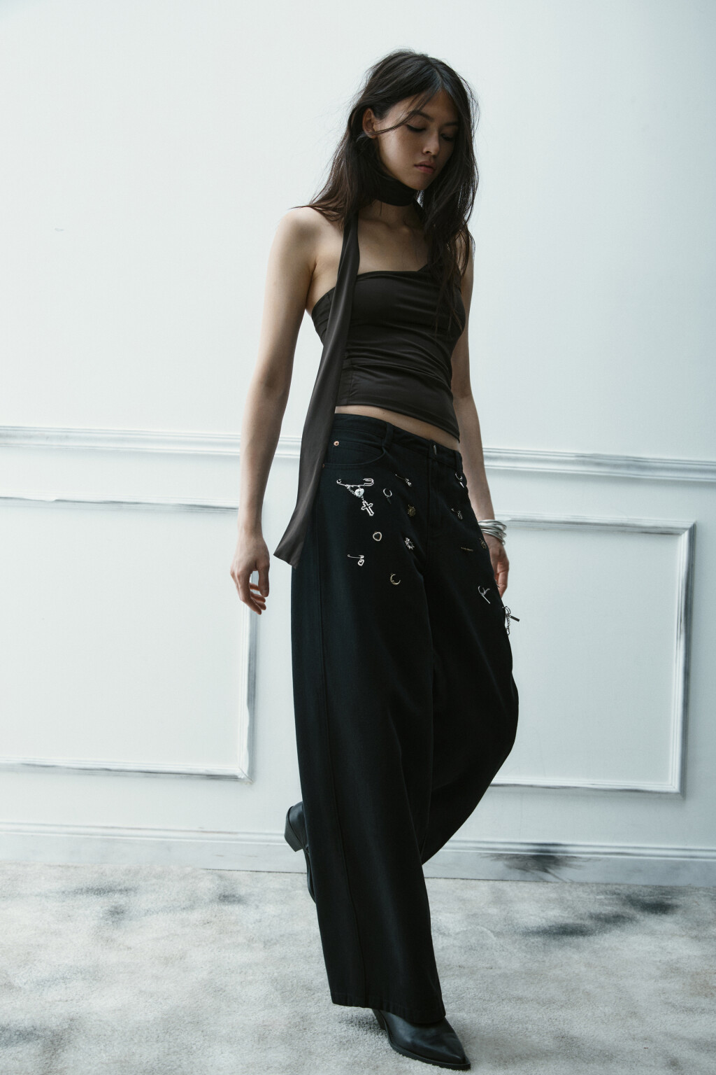 Брюки прямые с россыпью подвесок - цвет черный - 2