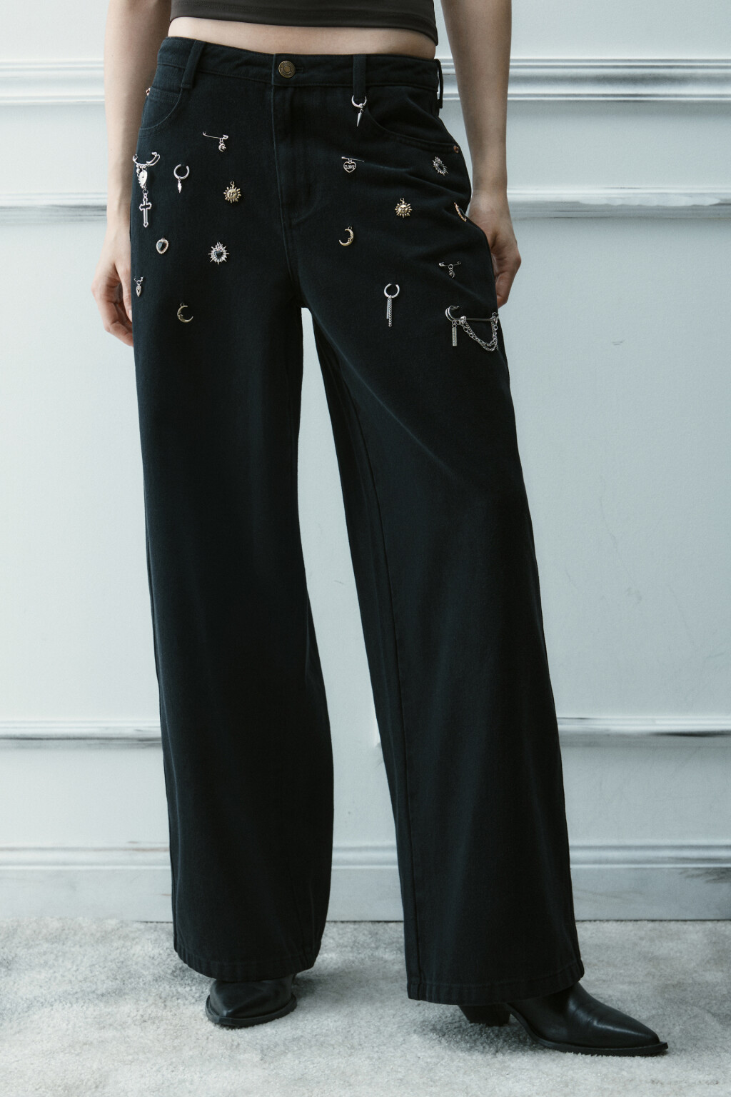 Брюки прямые с россыпью подвесок - цвет черный - 3
