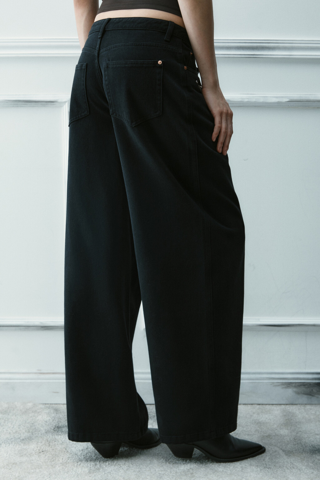 Брюки прямые с россыпью подвесок - цвет черный - 4