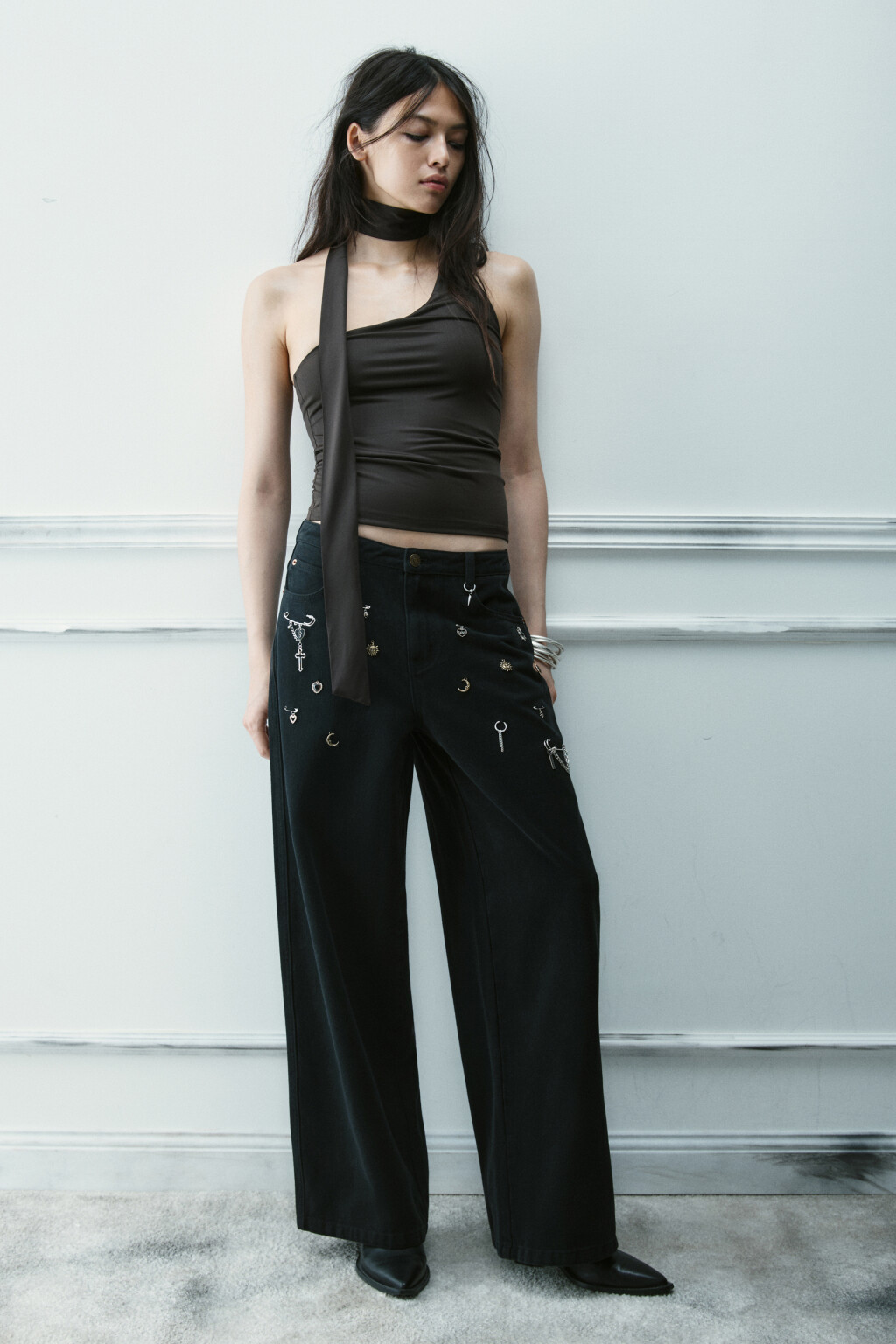 Брюки прямые с россыпью подвесок - цвет черный - 5