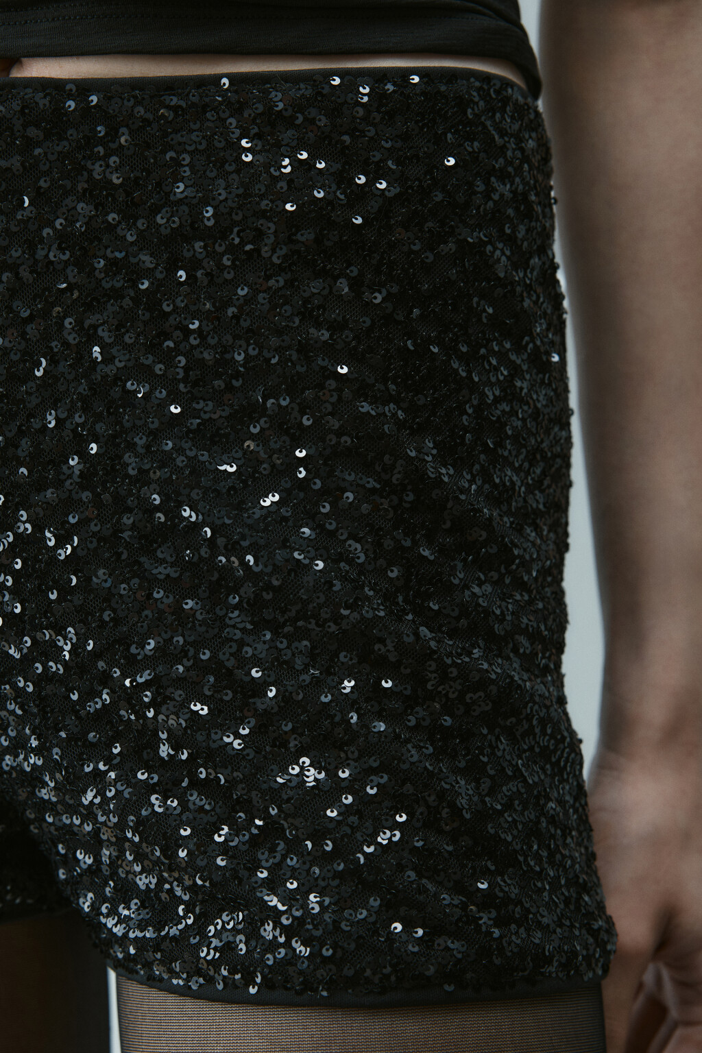 Шорты мини с декором из пайеток - цвет черный - 6