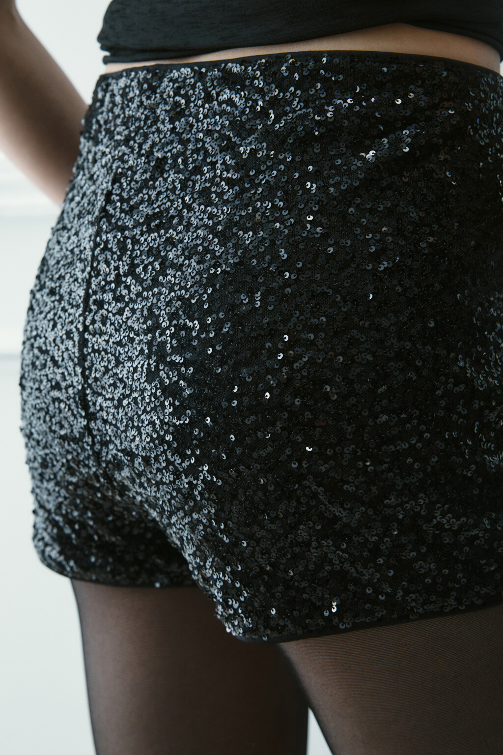 Шорты мини с декором из пайеток - цвет черный - 7