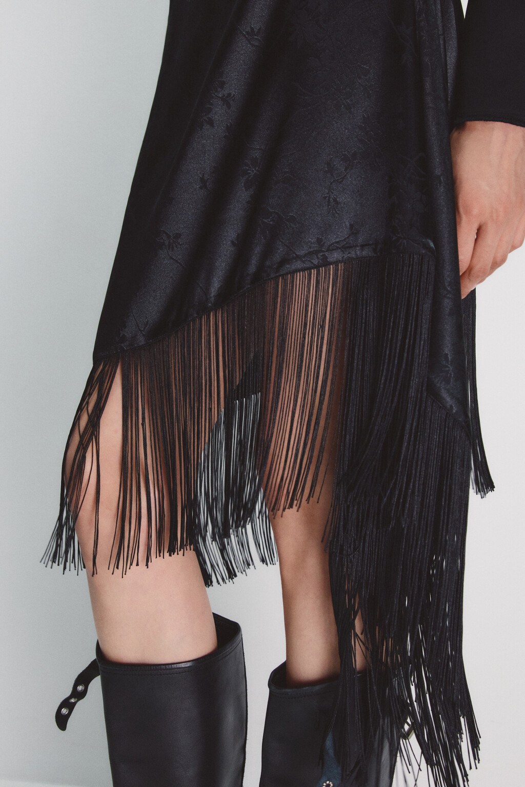 Юбка миди асимметричная с бахромой - цвет черный - 6