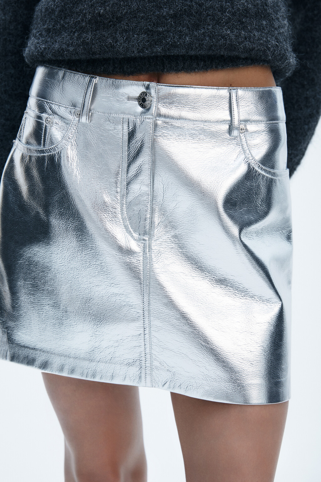 Юбка мини с серебристым покрытием  - цвет серый - 5