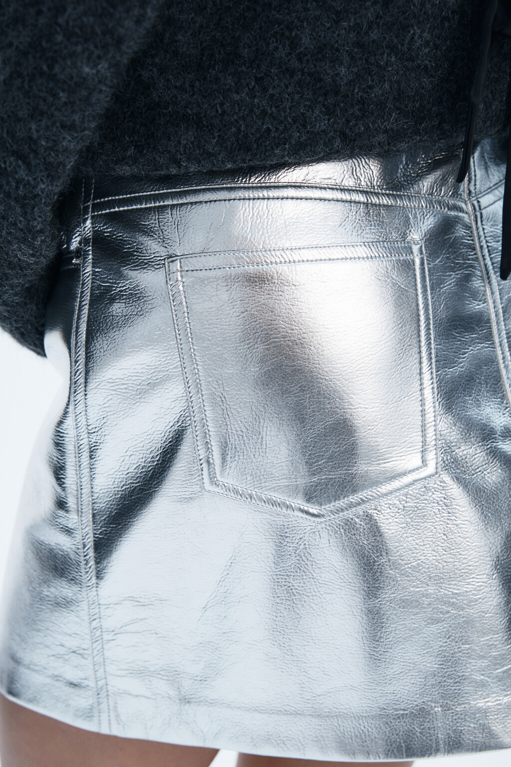 Юбка мини с серебристым покрытием  - цвет серый - 6
