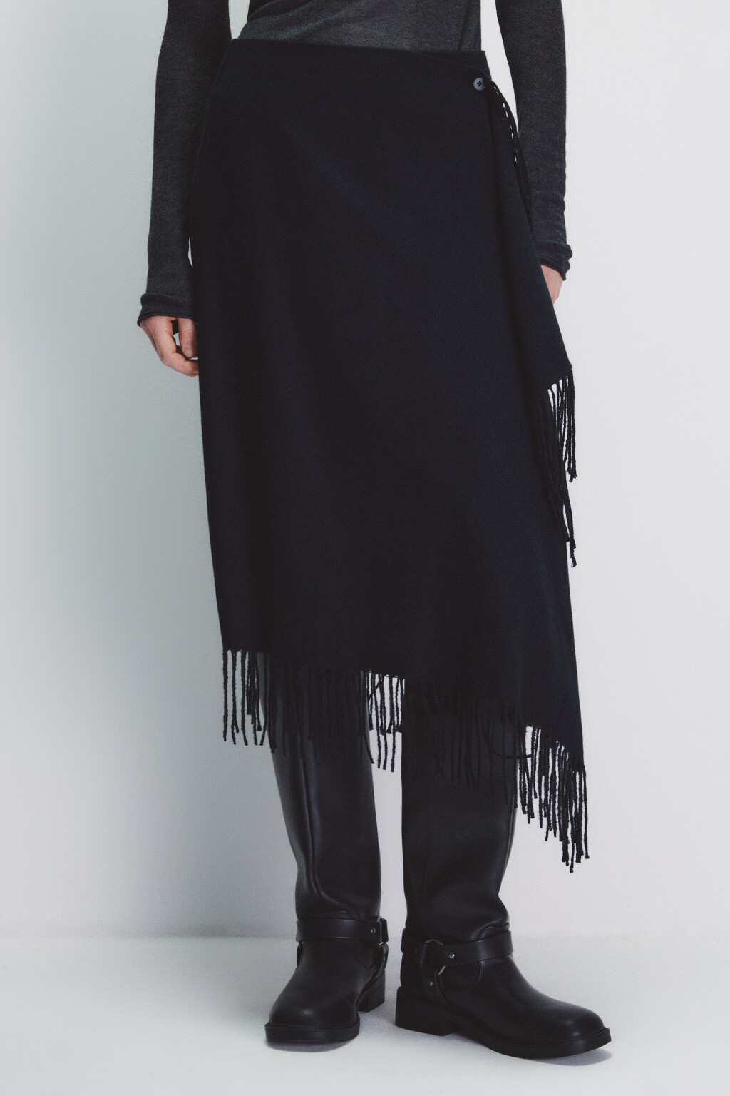Юбка миди с запахом и бахромой - цвет черный - 4