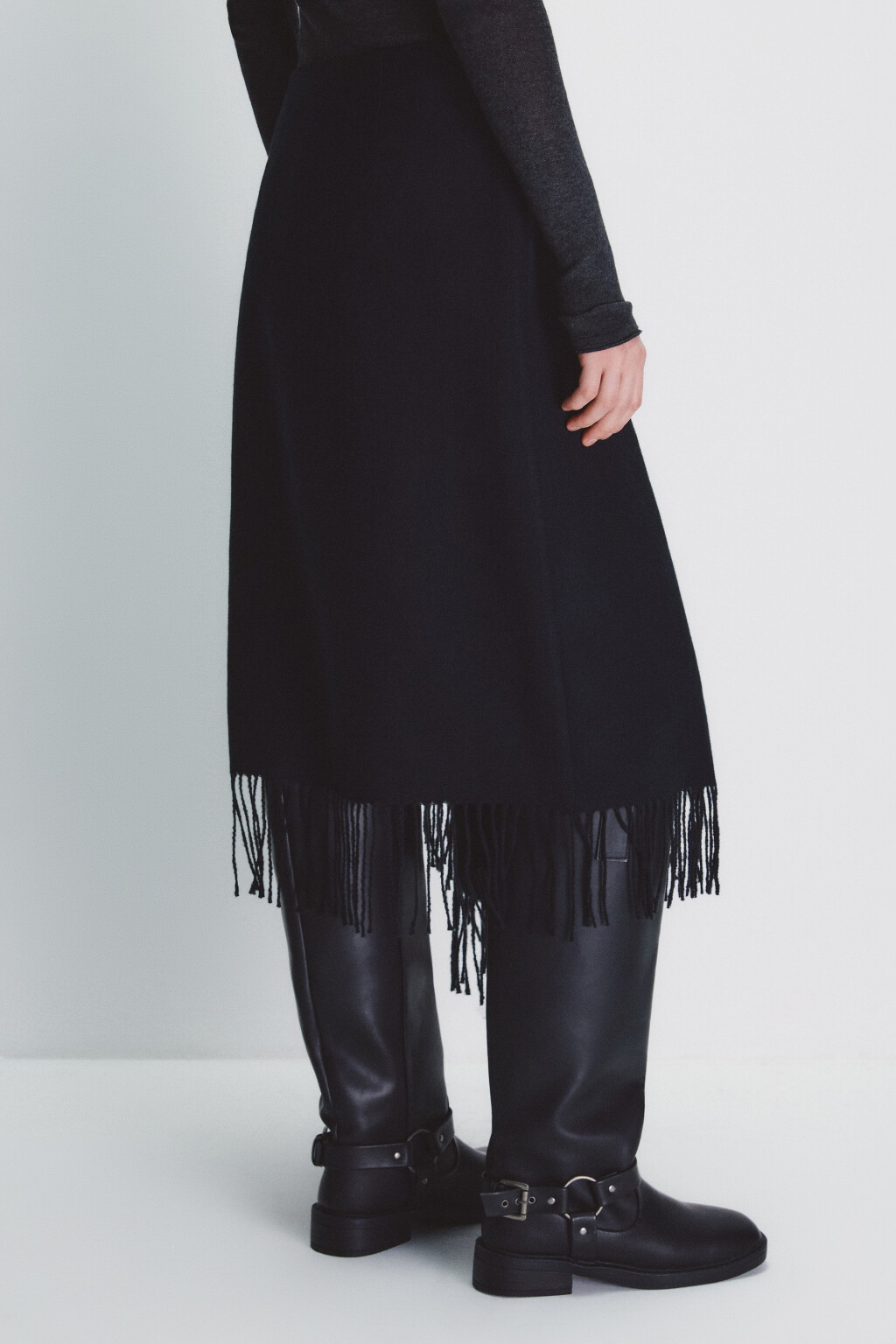 Юбка миди с запахом и бахромой - цвет черный - 5