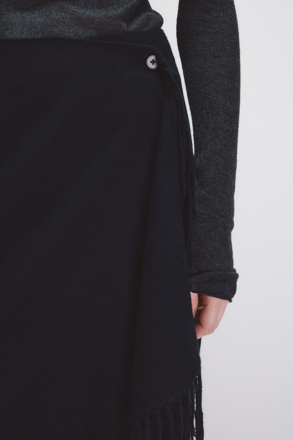 Юбка миди с запахом и бахромой - цвет черный - 7