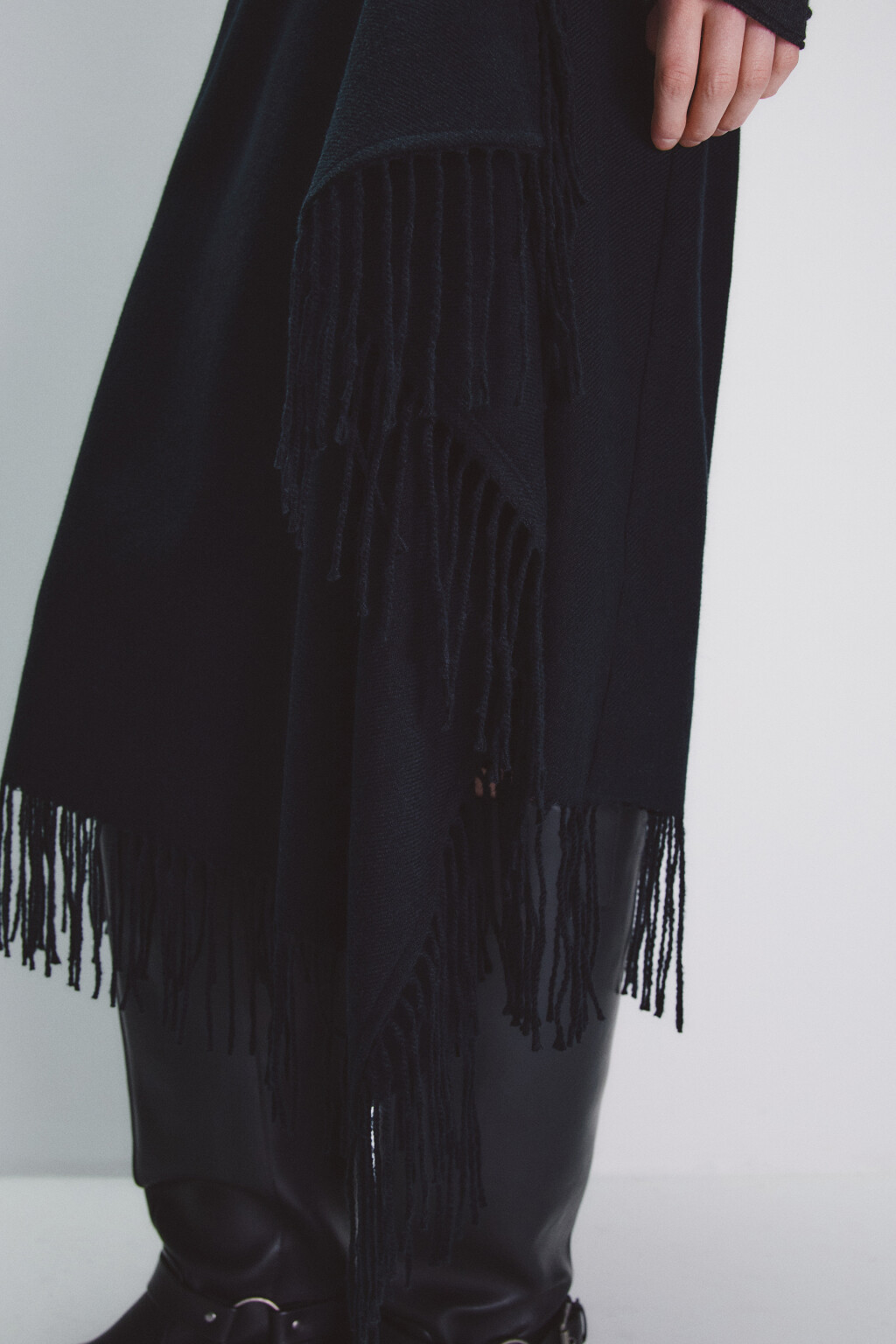 Юбка миди с запахом и бахромой - цвет черный - 8