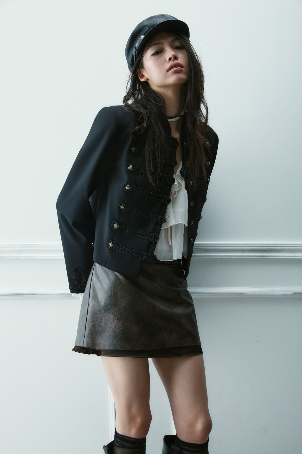 Юбка мини с кожаной фактурой - цвет коричневый - 1