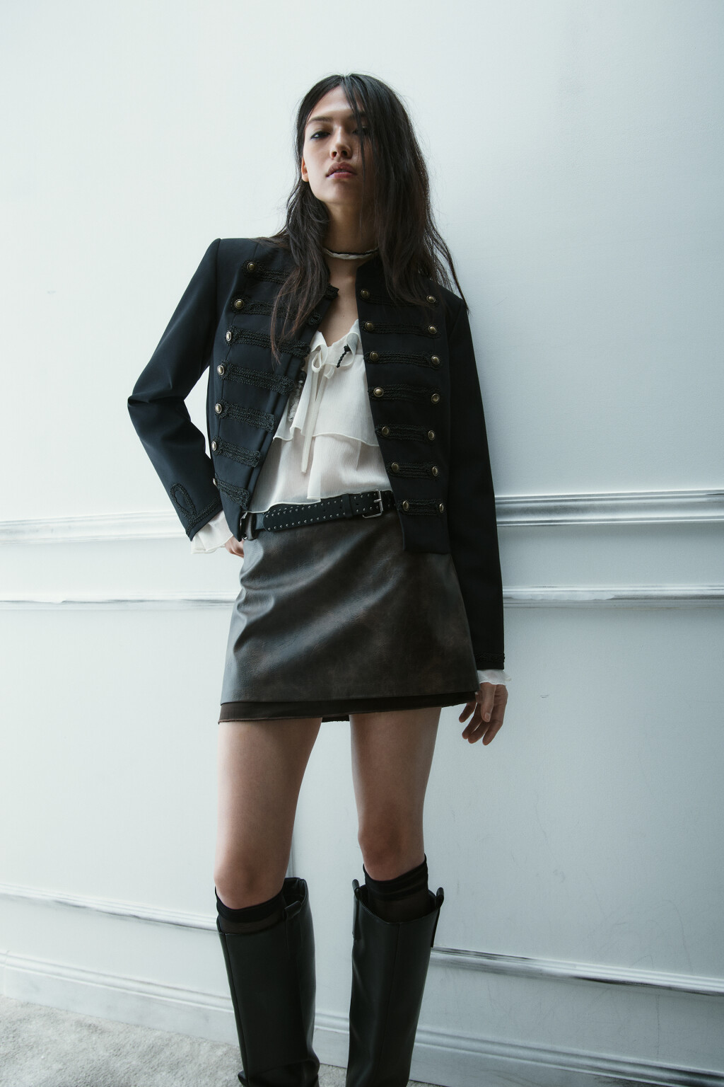 Юбка мини с кожаной фактурой - цвет коричневый - 2