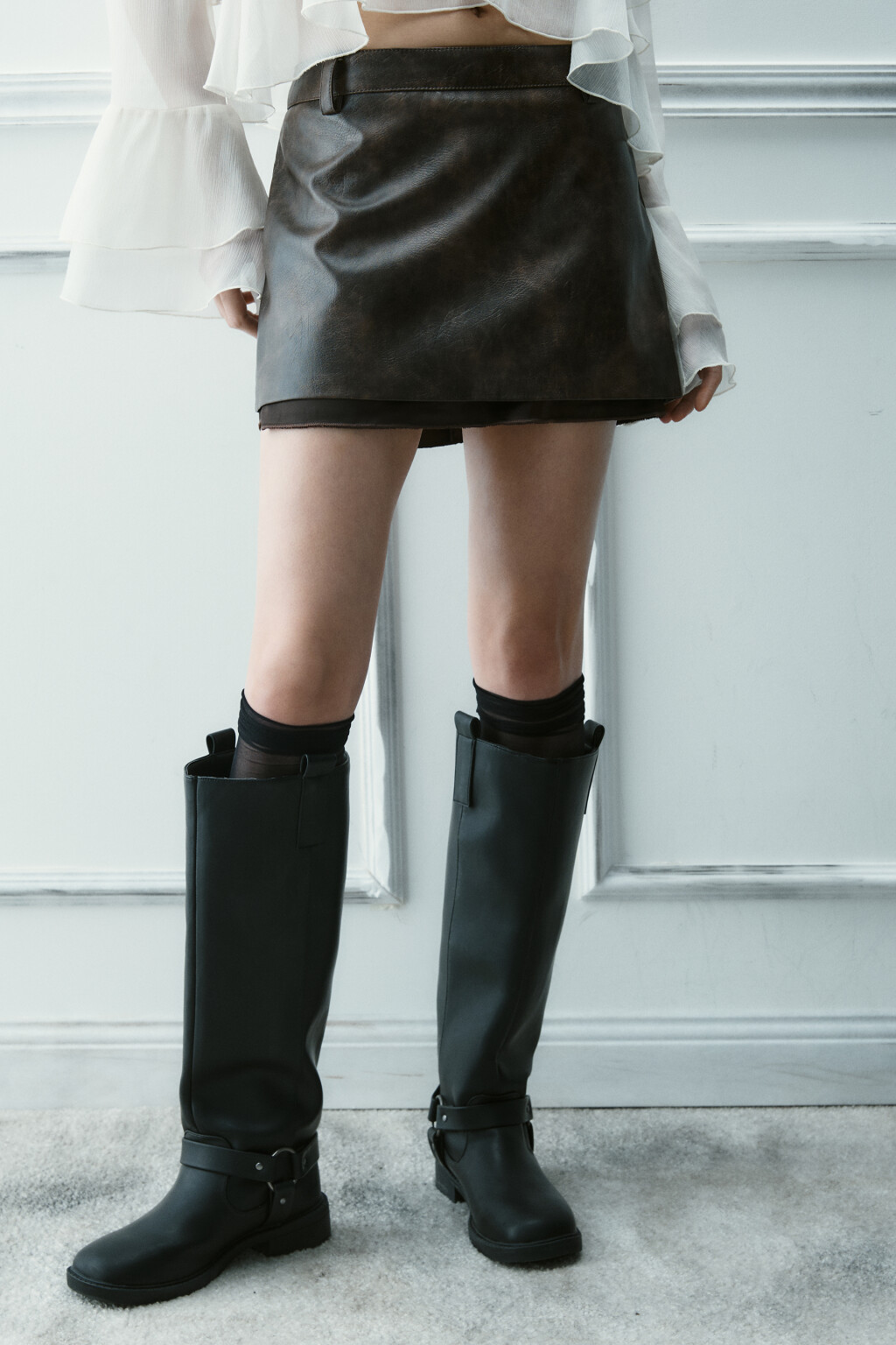 Юбка мини с кожаной фактурой - цвет коричневый - 3