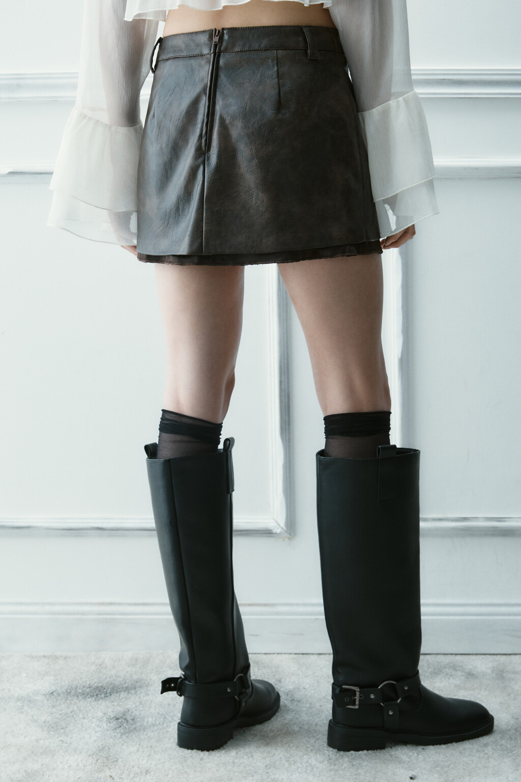 Юбка мини с кожаной фактурой - цвет коричневый - 4