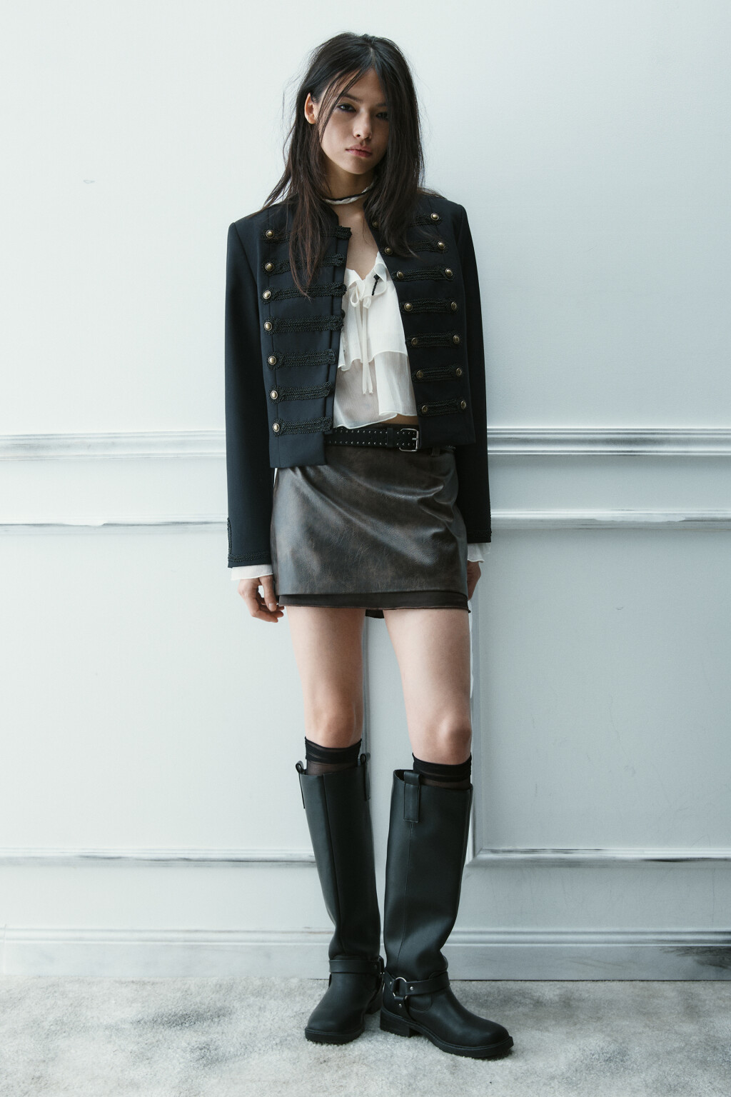 Юбка мини с кожаной фактурой - цвет коричневый - 5