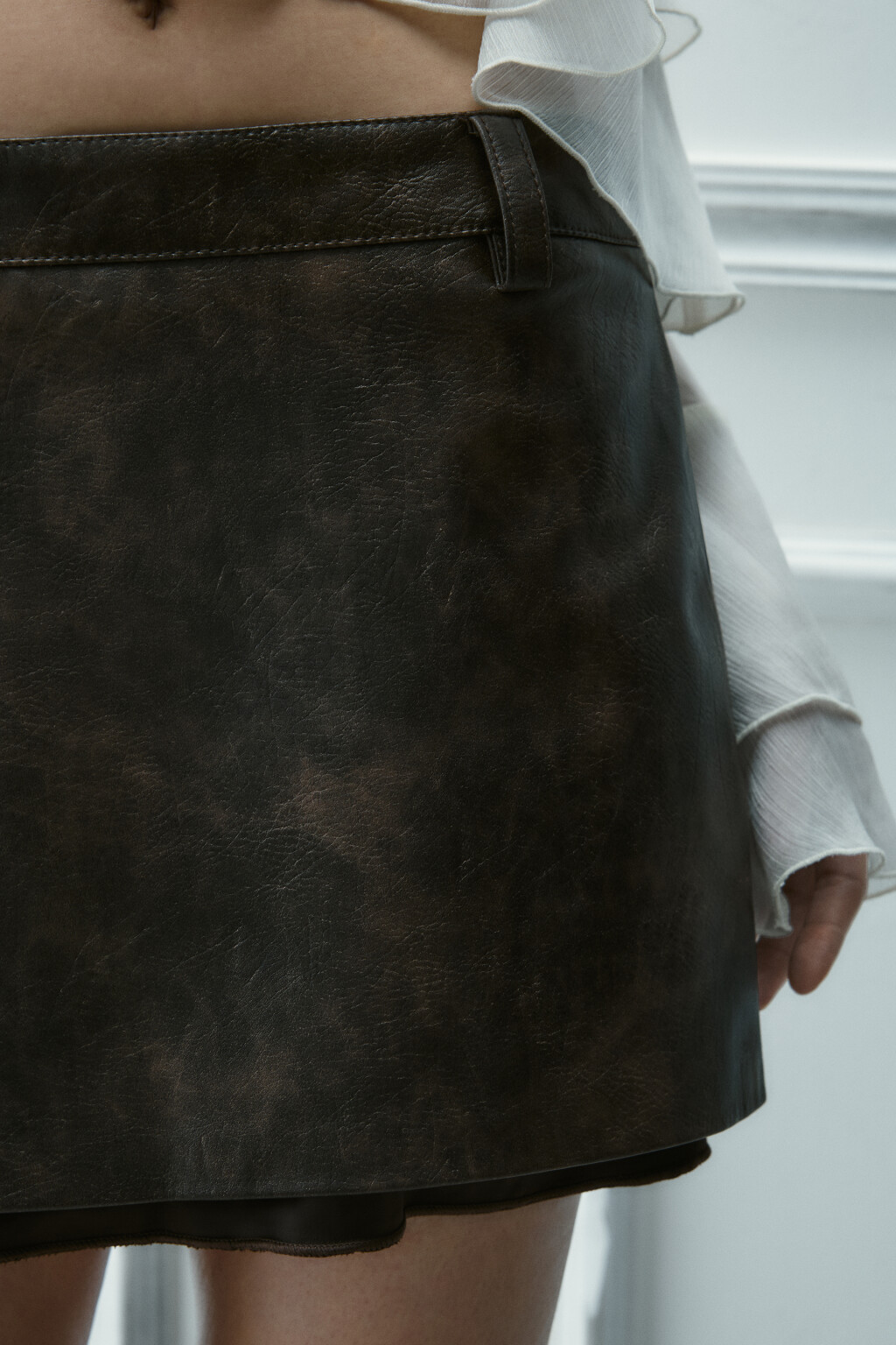 Юбка мини с кожаной фактурой - цвет коричневый - 6
