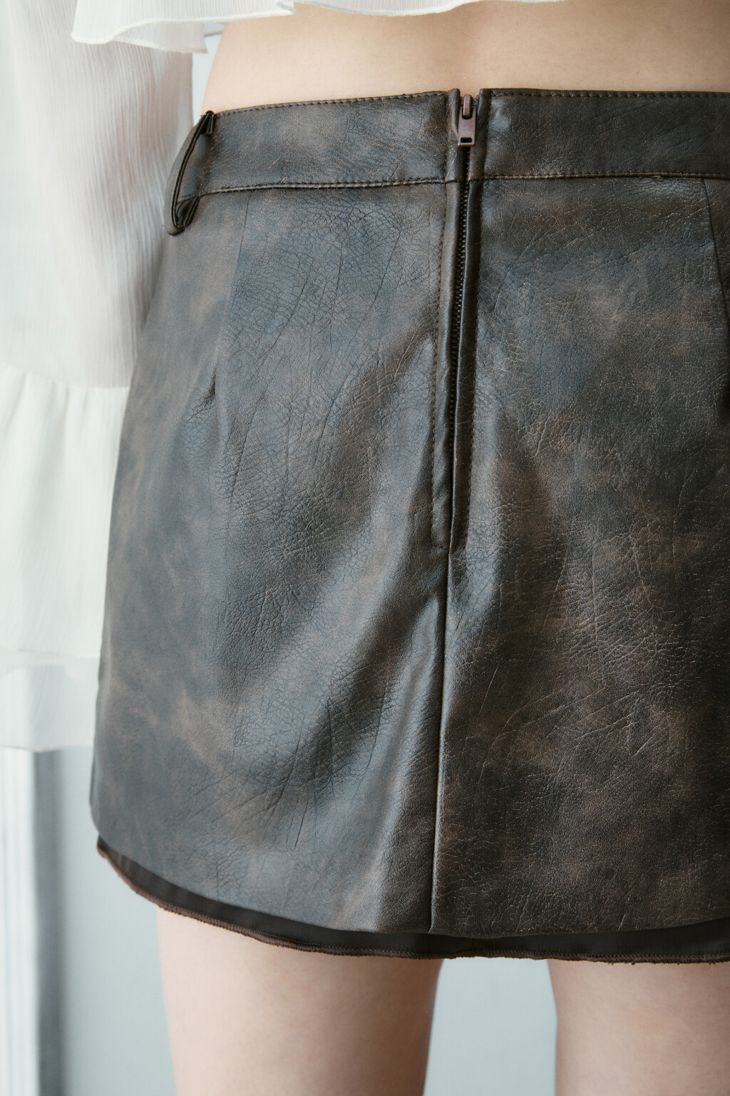 Юбка мини с кожаной фактурой - цвет коричневый - 7