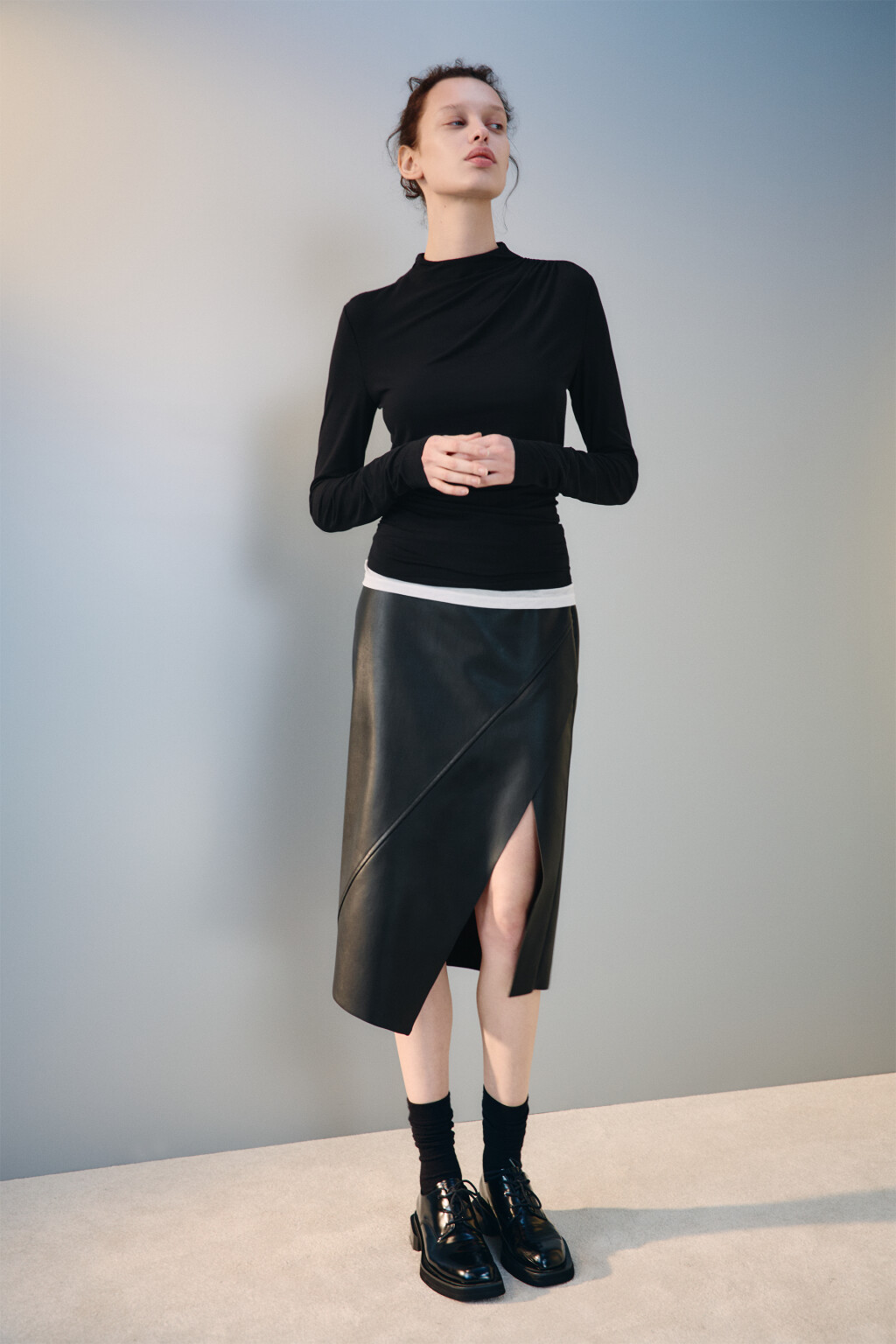 Юбка миди с асимметричным разрезом - цвет черный - 1