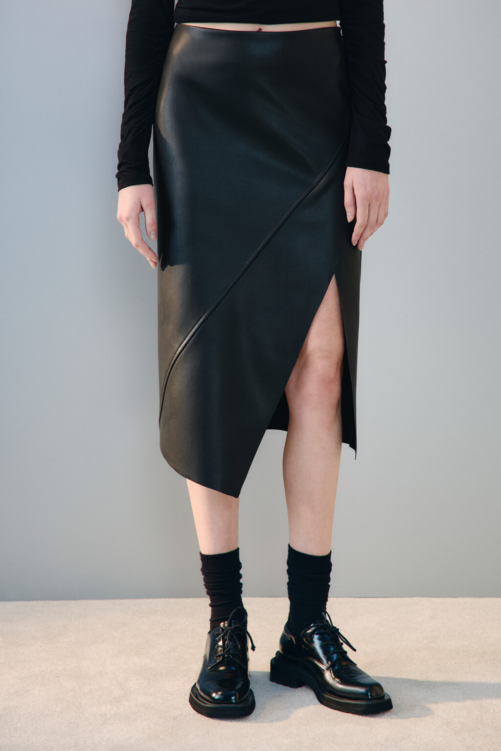 Юбка миди с асимметричным разрезом - цвет черный - 2