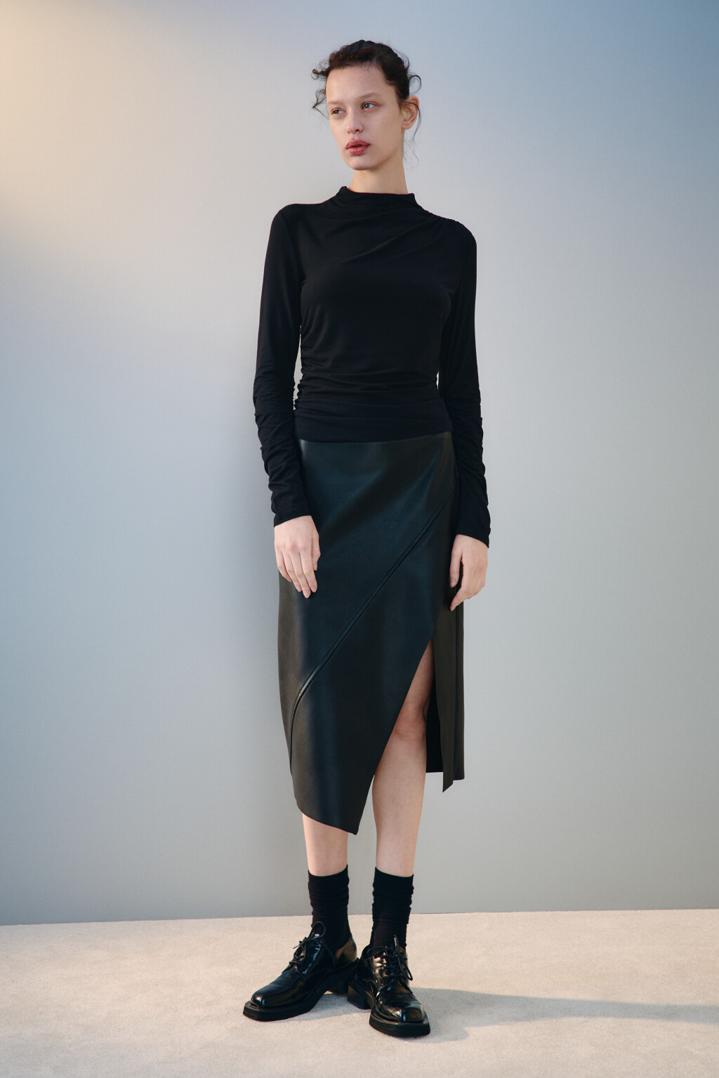 Юбка миди с асимметричным разрезом - цвет черный - 4