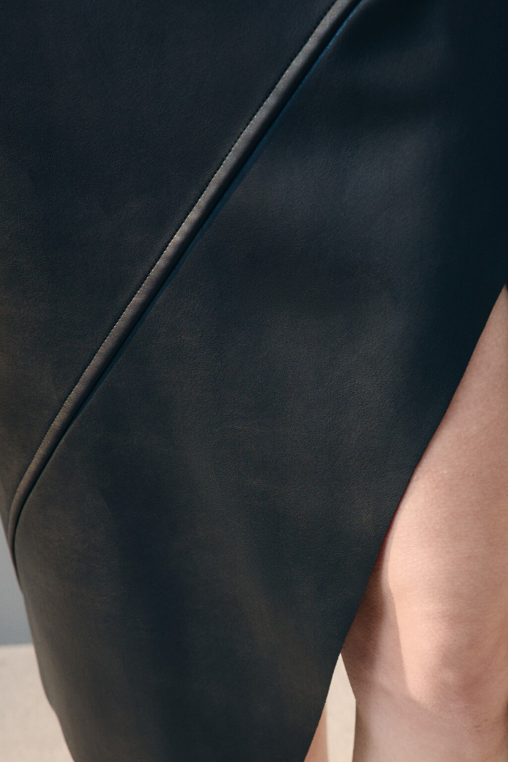 Юбка миди с асимметричным разрезом - цвет черный - 6