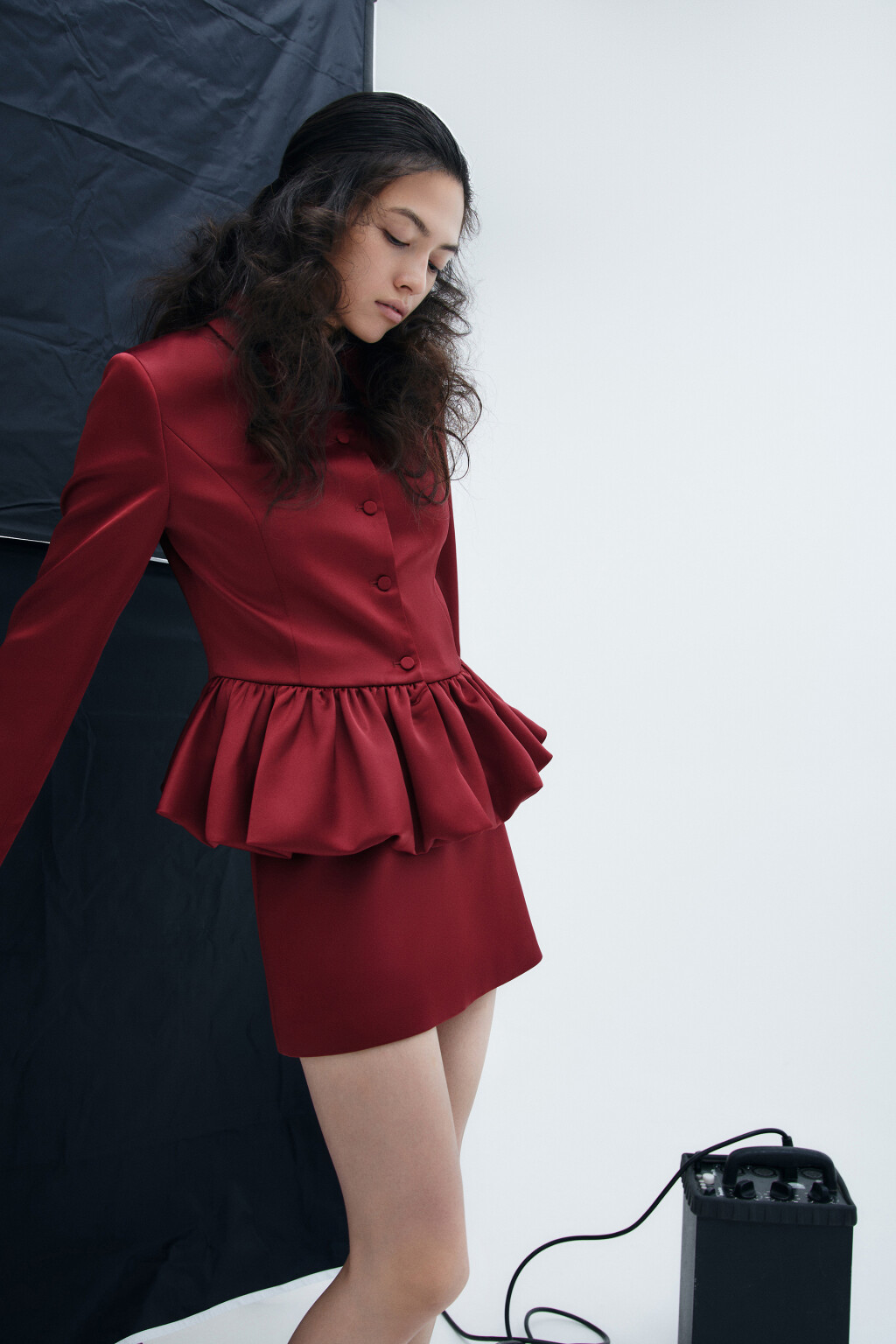 Юбка-трапеция мини атласная - цвет красный - 2