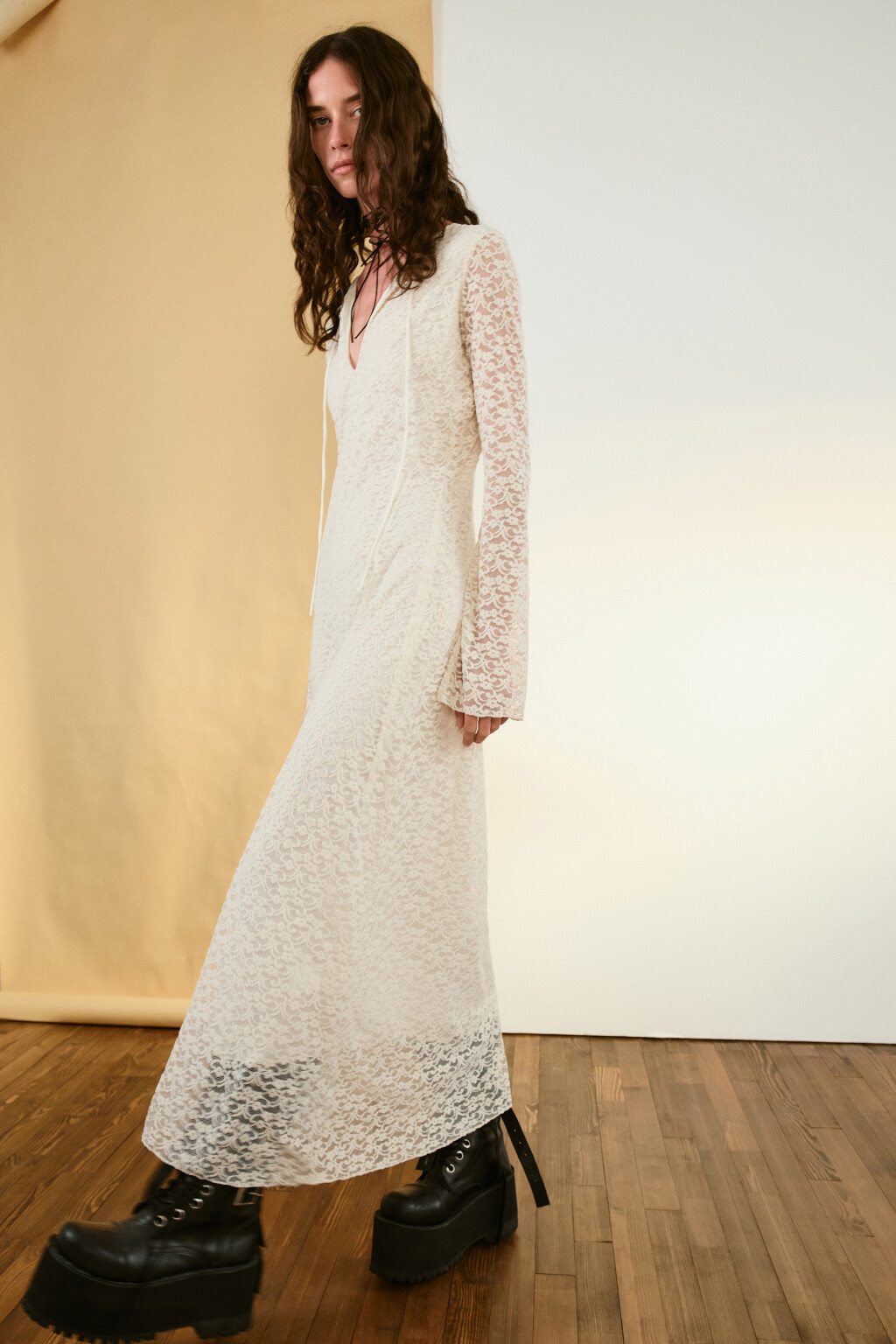 Платье макси облегающее ажурное - цвет белый - 2