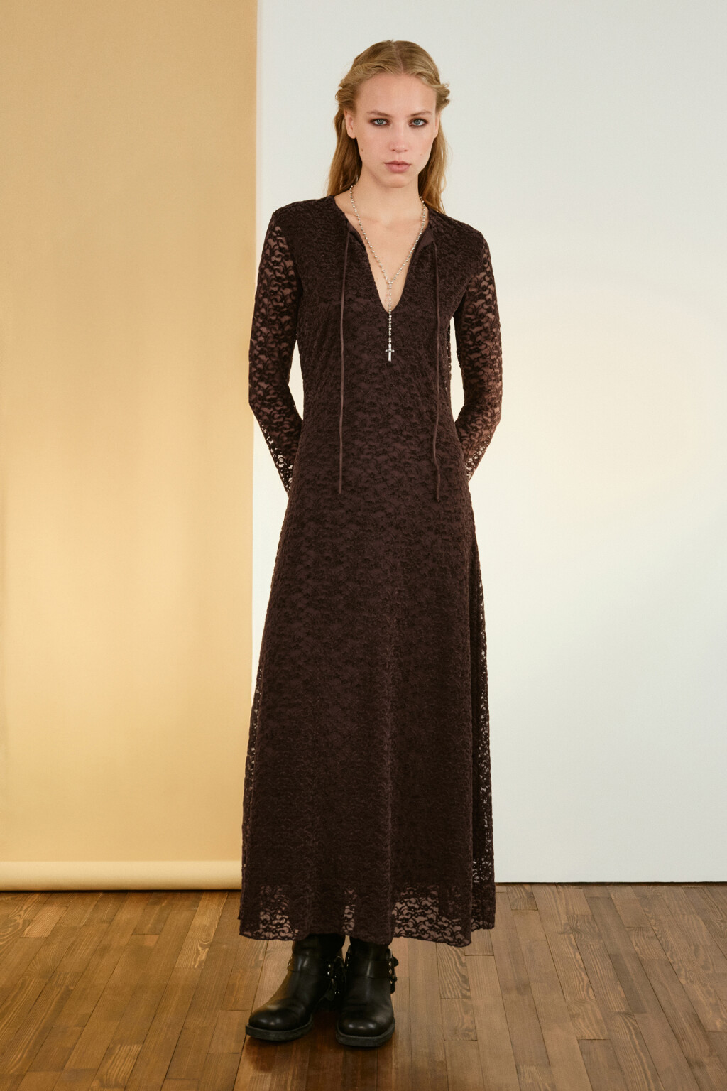 Платье макси облегающее ажурное - цвет коричневый - 4