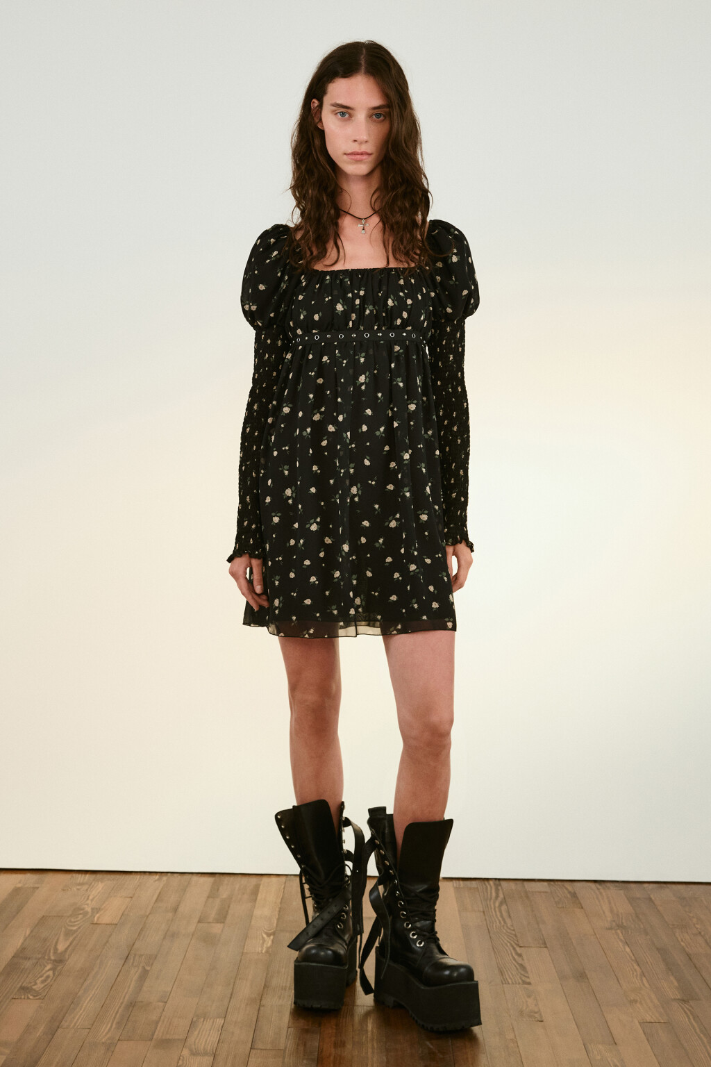 Платье шифоновое с люверсами на поясе - цвет черный - 5