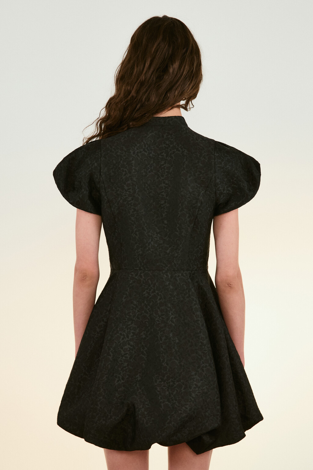 Платье с пышной юбкой и рукавами - цвет черный - 4