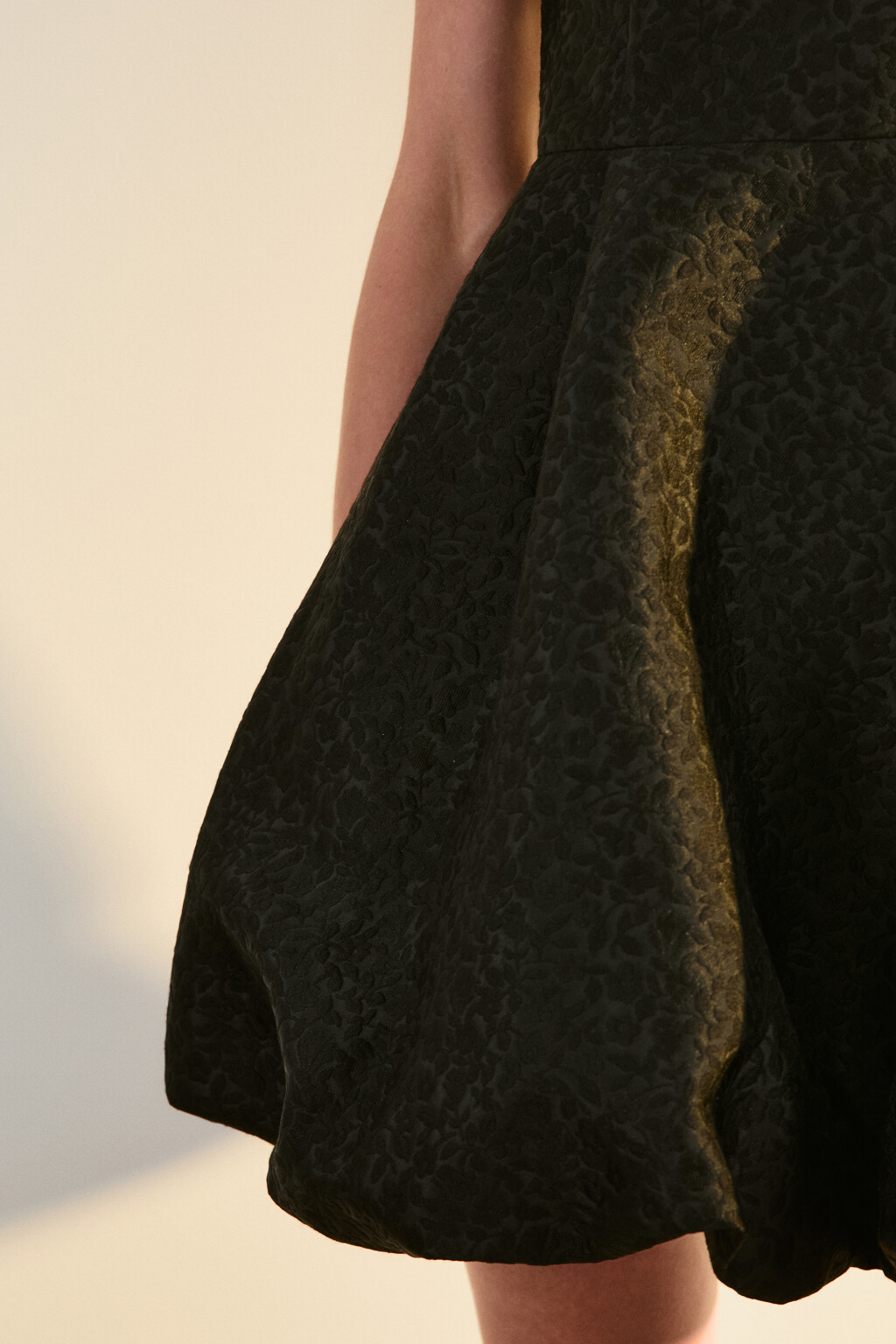 Платье с пышной юбкой и рукавами - цвет черный - 7