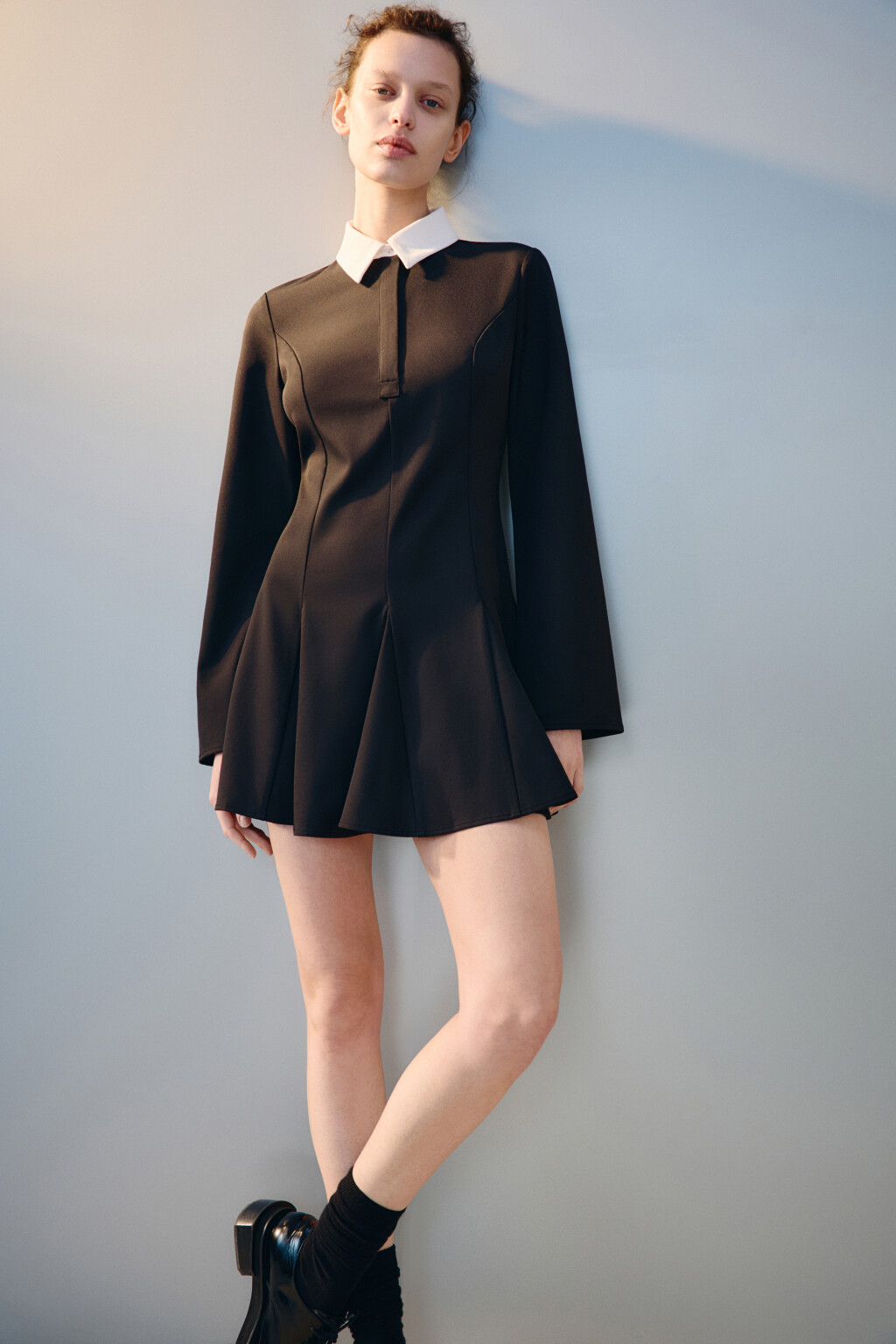 Платье приталенное с воротничком - цвет черный - 2