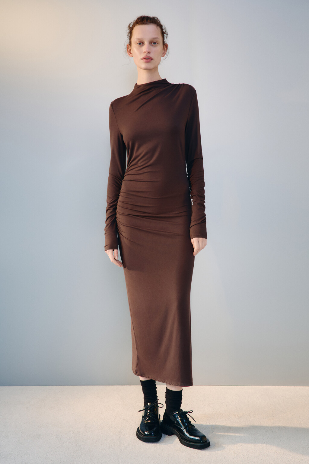 Платье облегающее с драпировками - цвет коричневый - 3