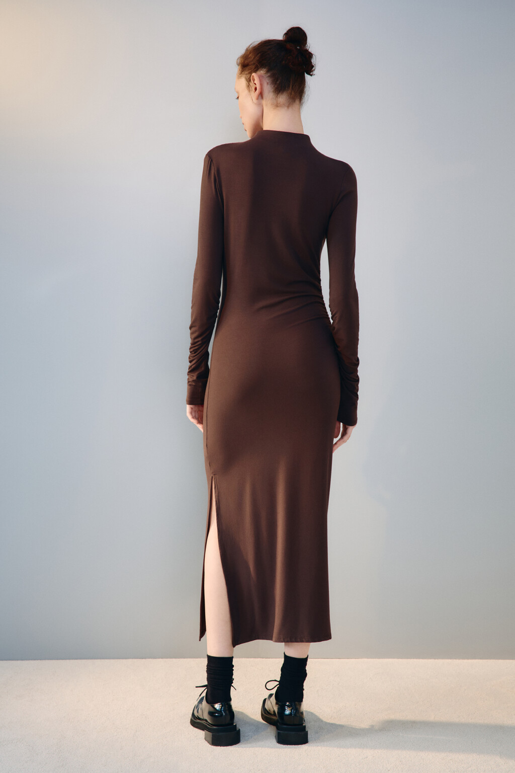 Платье облегающее с драпировками - цвет коричневый - 4
