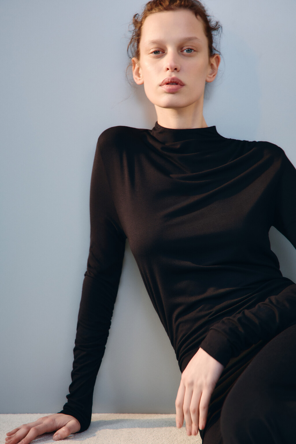 Платье облегающее с драпировками - цвет черный - 2