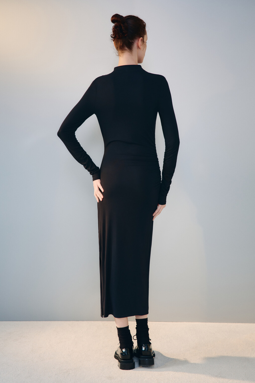Платье облегающее с драпировками - цвет черный - 4