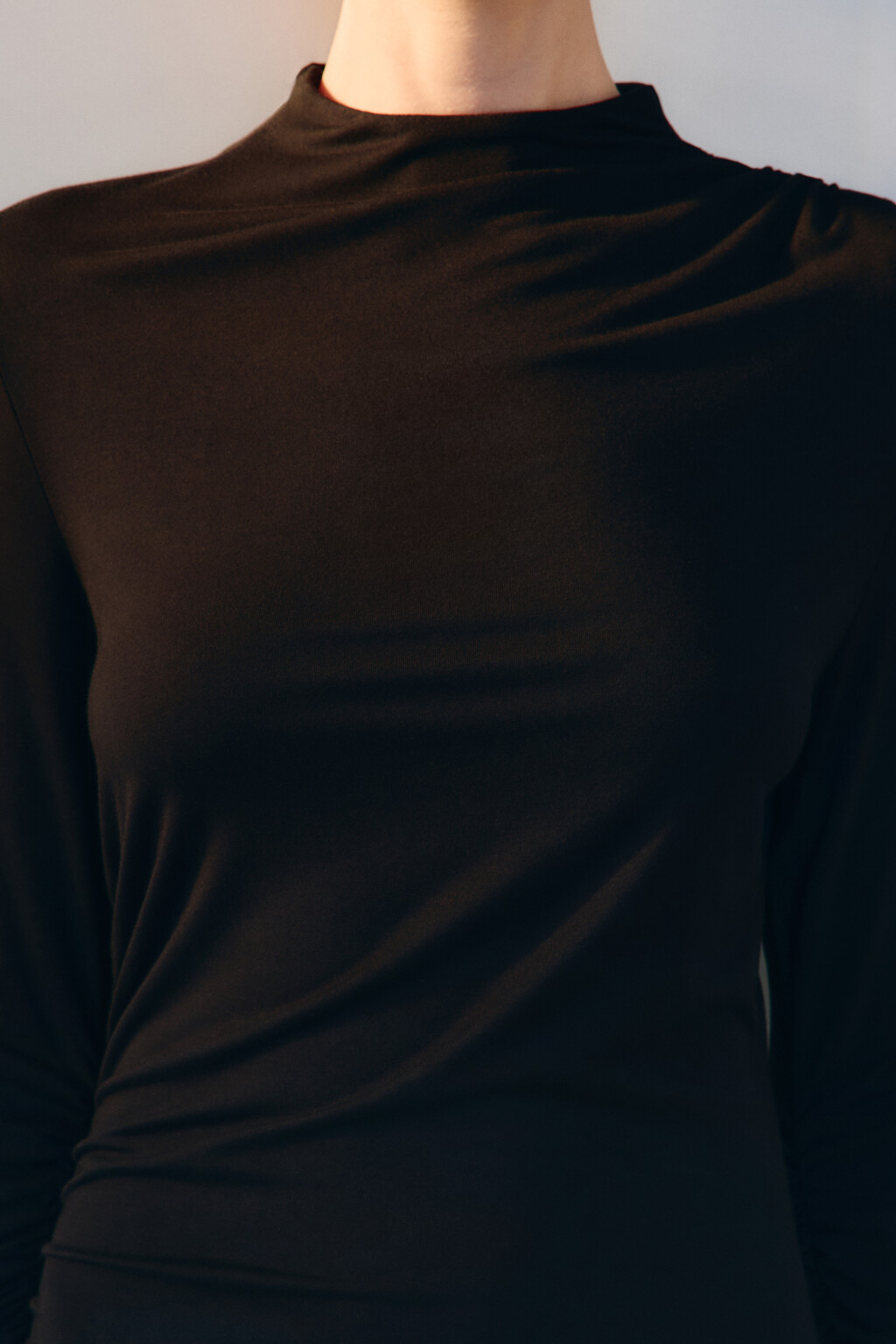 Платье облегающее с драпировками - цвет черный - 5