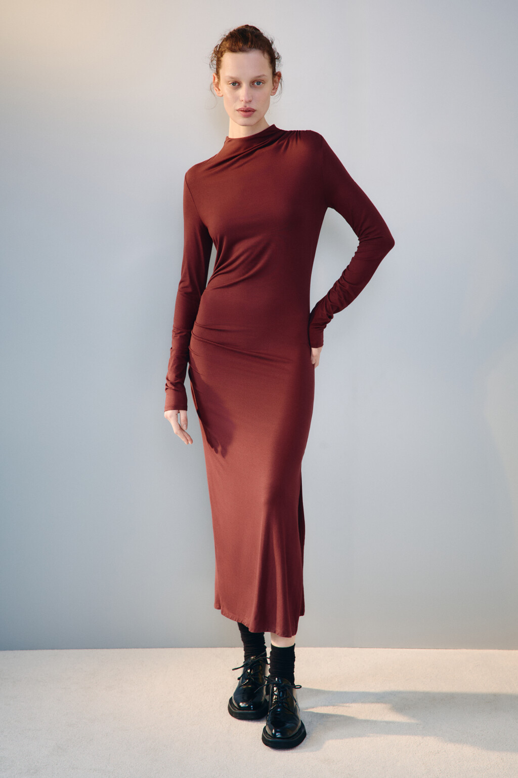 Платье облегающее с драпировками - цвет красный - 2