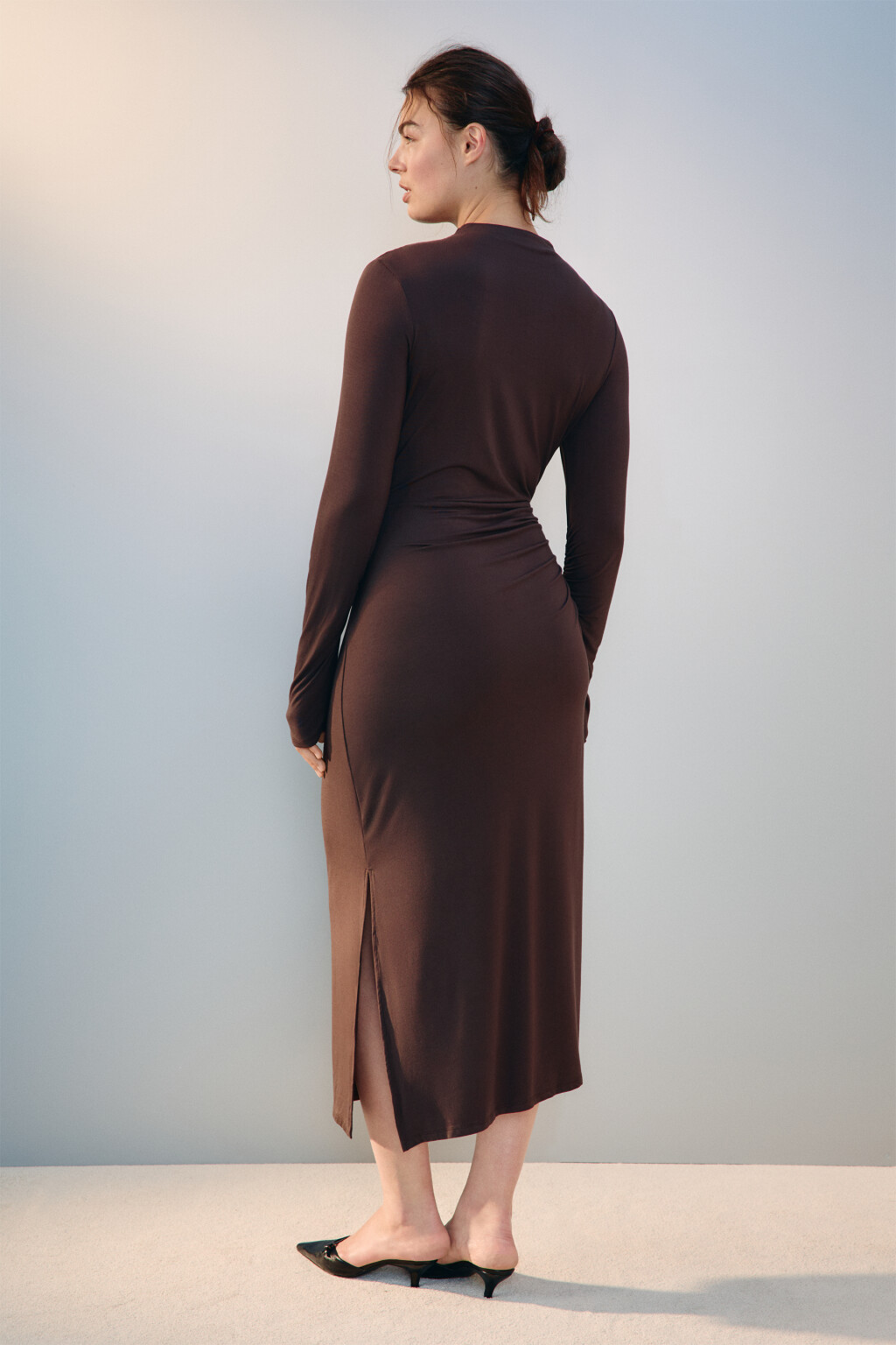 Платье облегающее с драпировками - цвет коричневый - 3